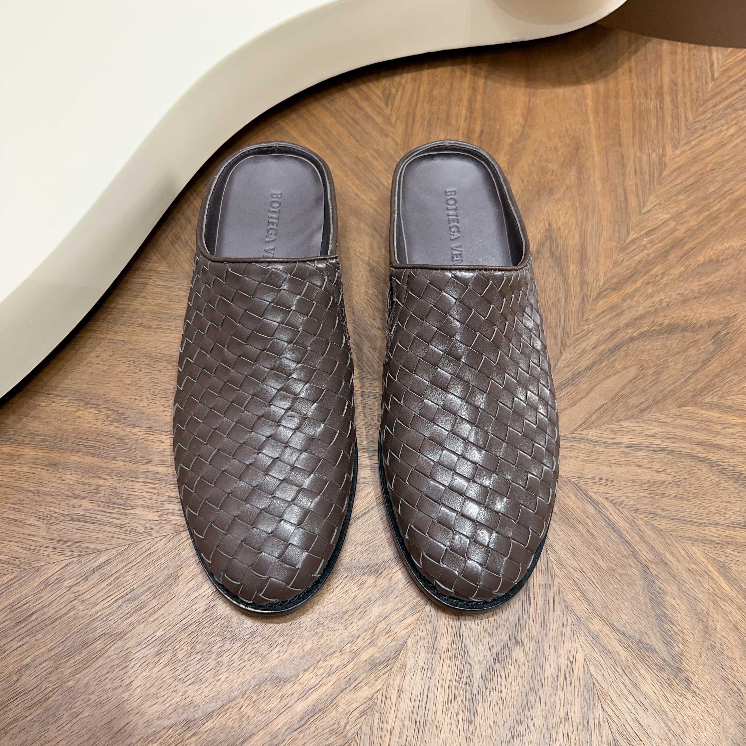 NO:832492,Bottega Veneta's 2026 spring counter synchronized couple style Bottega Veneta small round toe slippers!  Braided style!  High-end atmosphere!  Imported beef!  Leather outsole!  [Rose][Rose]!  Purely hand-woven, the original board is reproduced one-to-one!  quality assurance!  Customized women's models!  Male 39--44 (38454647 customized, non-refundable) 46 plus 2047 plus 30,,bottega veneta,bottega veneta,slippers,Leather soles19860909葆蝶家2026春季专柜同步情侣款 Bottega Veneta小圆头拖鞋！编织风格！高端大气！进口牛里！真皮大底！[玫瑰][玫瑰]！纯手工编织,原板一比一复刻！质量保证！女款订做！男39--44（38454647定制不退换)46加2047加30,,bottega veneta,bottega veneta,slippers,Leather soles,Men's shoes