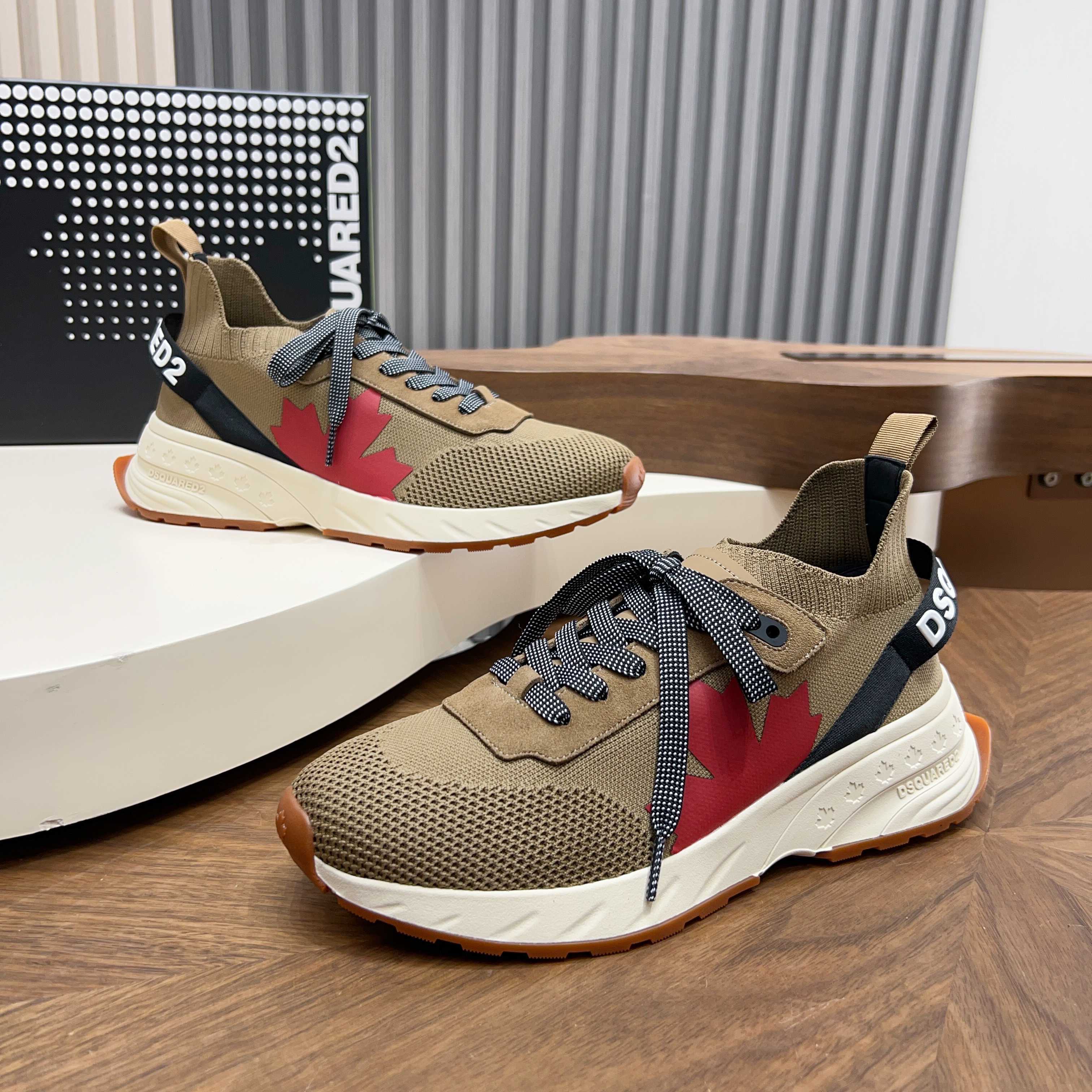 NO:833780,DSQUARED2 dad shoes are newly released. Retro mesh + thick sole design, the upper legs are super slim. The colors are very good, and they are versatile for daily use. Size reference. Normal size 39, 40, 41, 42, 43, 44 38/45 can be customized.19860909DSQUARED2 老爹鞋 上新 复古网面+厚底设计,上脚超显腿细 配色都很绝,日常百搭不挑人  码数参考 正常码39、40、41、42、43、44 38/45 可定制,,Men's shoes