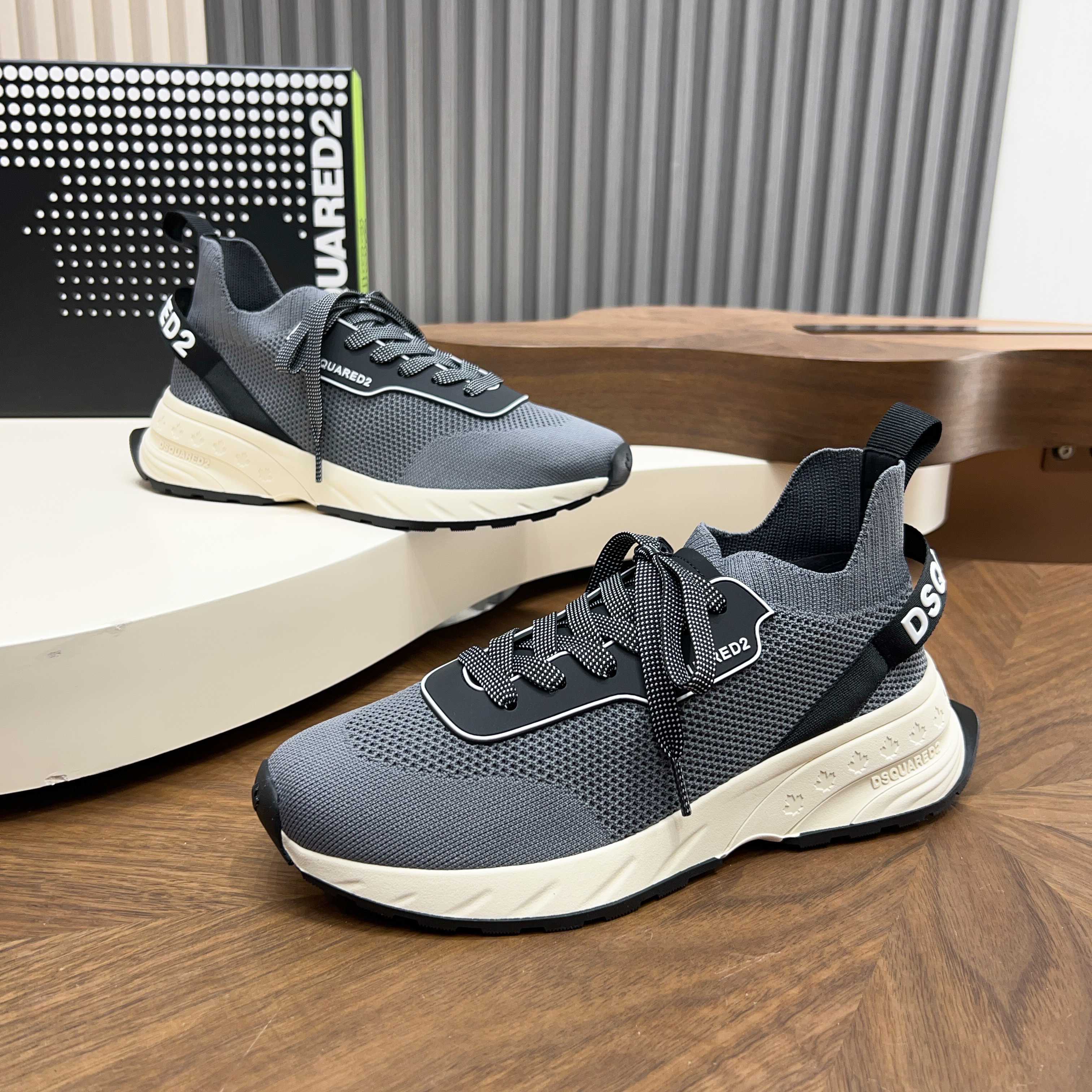NO:833813,DSQUARED2 dad shoes are newly released. Retro mesh + thick sole design, the upper legs are super slim. The colors are very good, and they are versatile for daily use. Size reference. Normal size 39, 40, 41, 42, 43, 44 38/45 can be customized.19860909DSQUARED2 老爹鞋 上新 复古网面+厚底设计,上脚超显腿细 配色都很绝,日常百搭不挑人  码数参考 正常码39、40、41、42、43、44 38/45 可定制,,Men's shoes