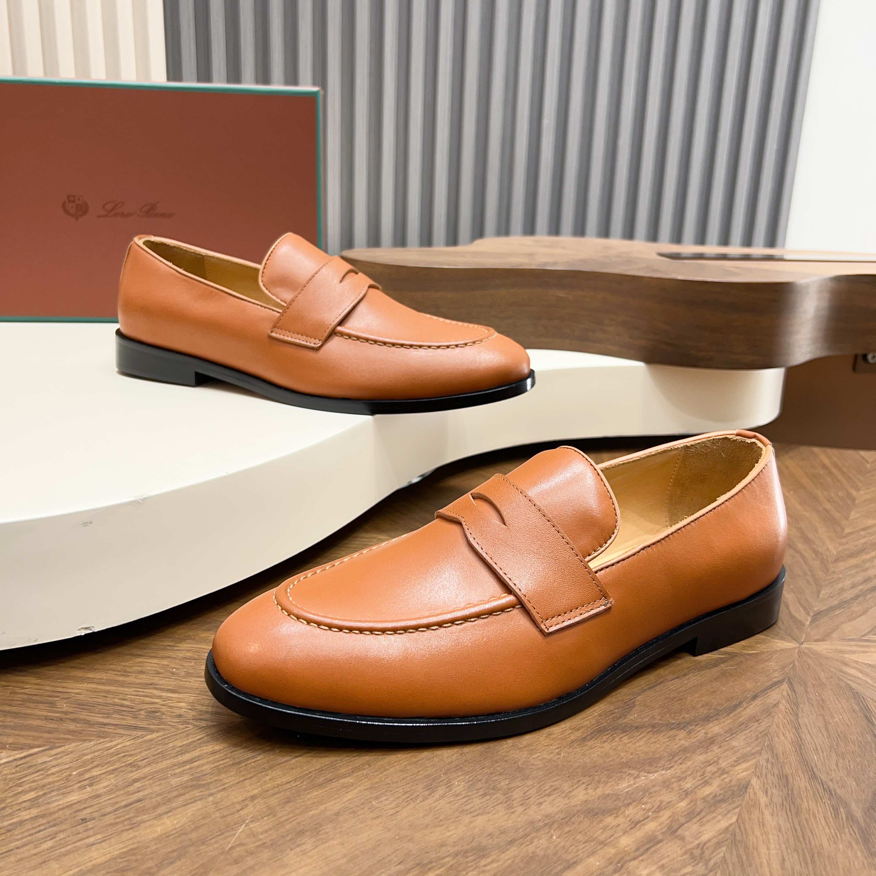 NO:833460,LP's new product Loro Pian* casual slip-on tassel Loaf leather shoes Made of cowhide nubuck leather, unique texture, simple and elegant, in line with Asian lasts, apron-style toe, drum-stitched upper, same-color stitching details, slip-on style, easy to put on and take off, original color cowhide lining, insole decorated with brand logo, genuine leather outsole  The soft rubber sole at the heel provides super grip. Comfortable and casual, you can create a casual and formal urban look!  Standard leather shoe size 39~44# (38.45.46# customized) yuan, loro piana, loro piana, loafers, skirts, cowhide, Leather soles19860909LP家新品 Loro Pian* 诺悠*翩雅 休闲一脚蹬流苏乐福皮鞋鞋 选用牛皮磨砂牛皮打造 独特的质感 简约大气 符合亚洲人的鞋楦围裙式鞋头、起鼓缝制鞋面 同色系缝线细节 一脚蹬套穿式方便穿脱 原色全牛皮内里 鞋垫饰品牌logo标识 真皮大底 后跟柔软橡胶底的超强抓地性能 舒适休闲款 随意打造休闲正装都市造型 ！ 标准皮鞋码数39～44#（38.45.46# 定做）元,,loro piana,loro piana,loafers,skirts,cowhide,Leather soles,Men's shoes