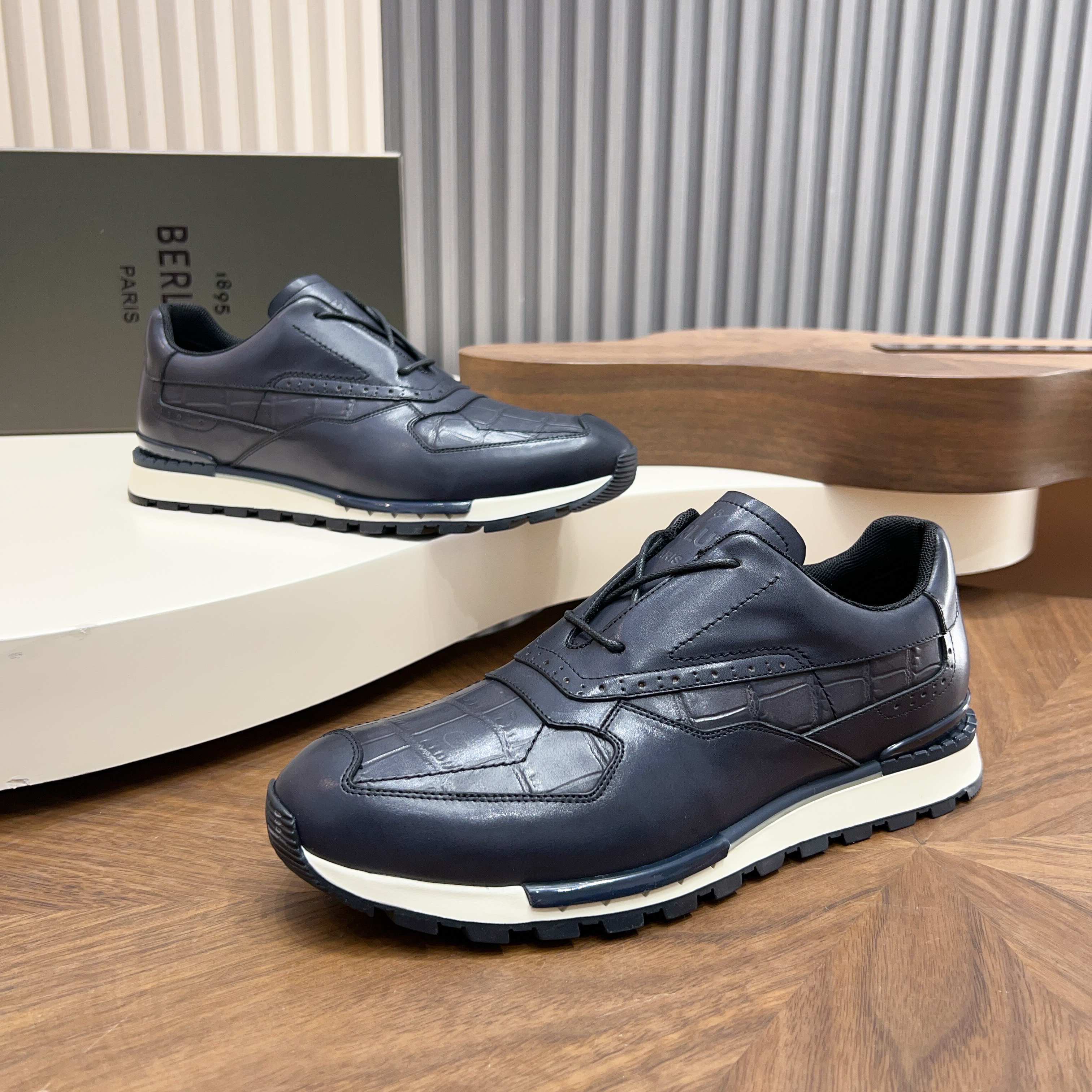 NO:852836,Berlut* new series of Sport Track leather and nylon low-top sneakers. Official price RMB,800. This sneaker is made of imported Italian cowhide embryos and spliced with technical mesh. It is hand-made with color-changing and rubbing craftsmanship. Water-dyed cowhide on the inside. Independent one-piece cowhide rebound pad. Rich in details. 1895 injection molding logo, three-dimensional embossed B logo on the tongue. Black and white two-color original outsole.  The sole is very sporty, with an arc-shaped toe and a sharp contrast between the welt and heel color. It comes on stage with Fast Track to express a young fashion attitude and unique sports feelings. Standard leather shoe sizes are 39-44. Can be ordered 45 46,, sneakers, cowhide19860909Berlut* 布鲁提 全新系列 Sport Track皮革与尼龙低帮运动鞋 官方售价RMB ,800 此款运动鞋采用意大利进口牛皮胚拼接科技网布打造 手工改色擦色匠心打造 内里水染牛皮 独立一体牛皮回弹垫 富含细节 1895注塑标识,鞋舌立体压印B字logo 黑白双色原版大底 鞋底极富运动风格,鞋头呈弧状,嵌线与鞋跟色彩形成鲜明对比.搭配Fast Track翩然登场,表达个性年轻的时尚态度和别出心裁的运动情怀. 标准皮鞋码数39-44.可订45 46,,sneakers,cowhide,Men's shoes