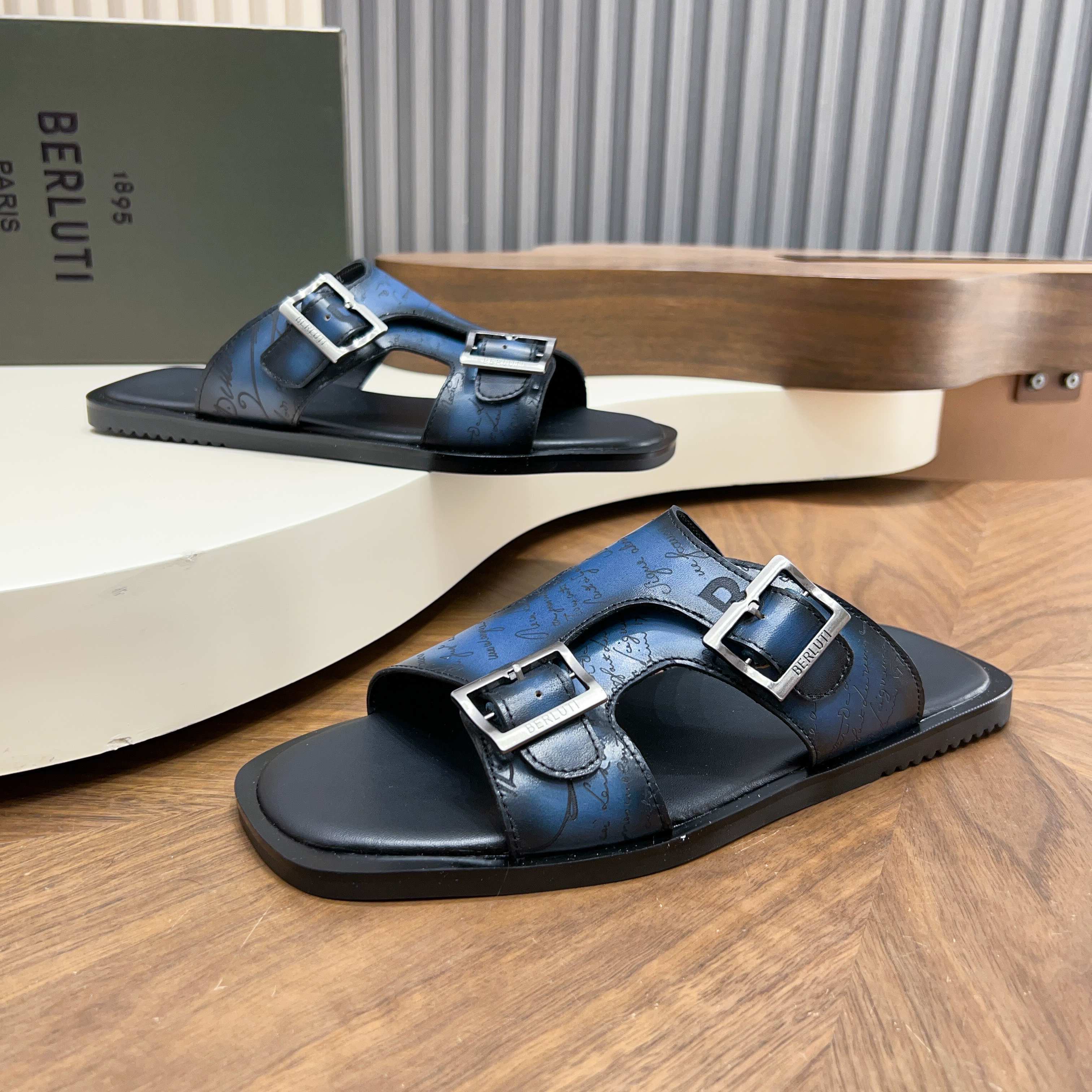 NO:854282,.Official website 1:1 [BERLUT＊] Hand-painted and color-changed fashion slippers, regular sizes 39 to 44, high-tech handmade goods!  High-gloss fashionable slippers, fully imported calfskin from Italy, hand-painted (super strong texture and feel), with full calfskin padding!  Foam wear-resistant velvet welt outsole!  !  Super ceremonial!  Gentleman style!  4546 Customized, non-refundable, slippers, cowhide19860909.官网1:1【BERLUT＊】 手工涂绘改色 时尚拖鞋 正码39一44 高工艺纯手工货！时尚拖鞋高光款意大利全面进口小牛皮丕手工涂绘(超强质感、手感),中垫全包小牛皮！发泡耐磨绒真皮沿条大底！！超级仪式感！绅士风！4546定做不退换,,slippers,cowhide,Men's shoes