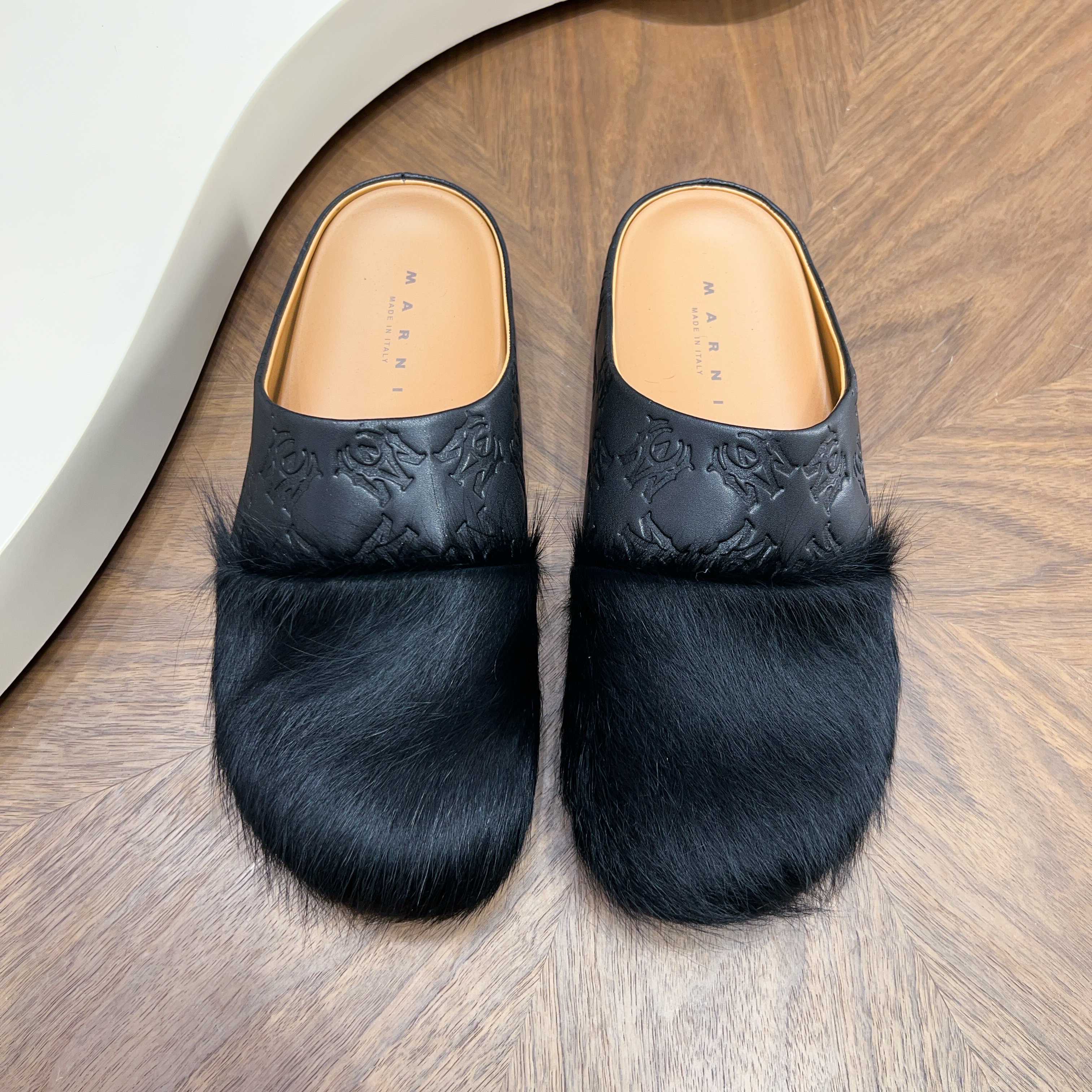 NO:854292,MARNI retro toe-toe half-flop, long-haired shoe body embossed cowhide + long fur on the forefoot, contrasting color design, full of atmosphere, niche light luxury tone, Velcro all-leather style, all-over embossed top layer leather + convenient Velcro, just needed for lazy people, retro Birkenstock style. Sizes 39-44, normal stock code | 45/46 code supports exclusive customization, true size purchase,,marni,cowhide19860909MARNI玛尼复古包头半拖 拼接长毛款鞋身压纹牛皮+前掌甄选长毛皮,撞色设计氛围感拉满,小众轻奢腔调 魔术贴全皮款通体压花头层皮+便捷魔术贴,懒人穿搭刚需,复古勃肯风 尺码39-44正常现货码｜45/46码支持专属定制,正码选购,,marni,cowhide,Men's shoes