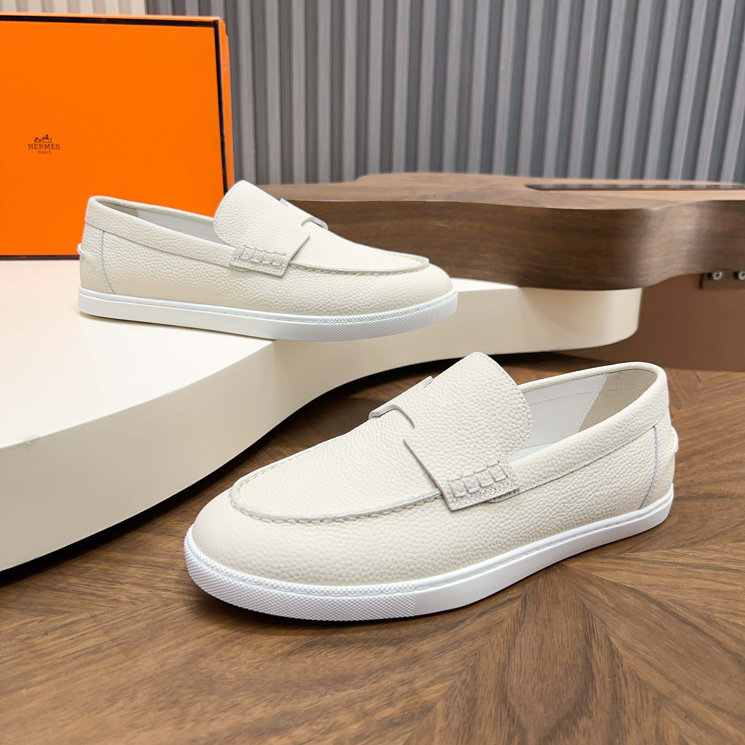 NO:854301,H Hermès moral training shoes are made of first-layer cowhide, which has a delicate and durable texture. The upper is matched with simple lines, which is retro and versatile. The thin sole design is light and comfortable, so you will not feel tired after walking for a long time. The shoe shape modifies the foot shape and makes the feet slimmer. It is suitable for a variety of foot types. It can be easily worn regardless of jeans, skirts or commuter suits. It is a practical and fashionable dressing artifact!  ,size39-44 (38 45 customized),,hermes,skirts,jeans,business suit,cowhide19860909H爱马仕德训鞋采用头层牛皮,质感细腻耐用,鞋面搭配简约线条,复古又百搭.薄底设计轻便舒适,长时间走路也不累,鞋型修饰脚型,显脚瘦,适合多种脚型.无论牛仔裤、裙装还是通勤西装都能轻松驾驭,是实用又时髦的穿搭神器！ ,size39-44（38 45定制）,,hermes,skirts,jeans,business suit,cowhide,Men's shoes