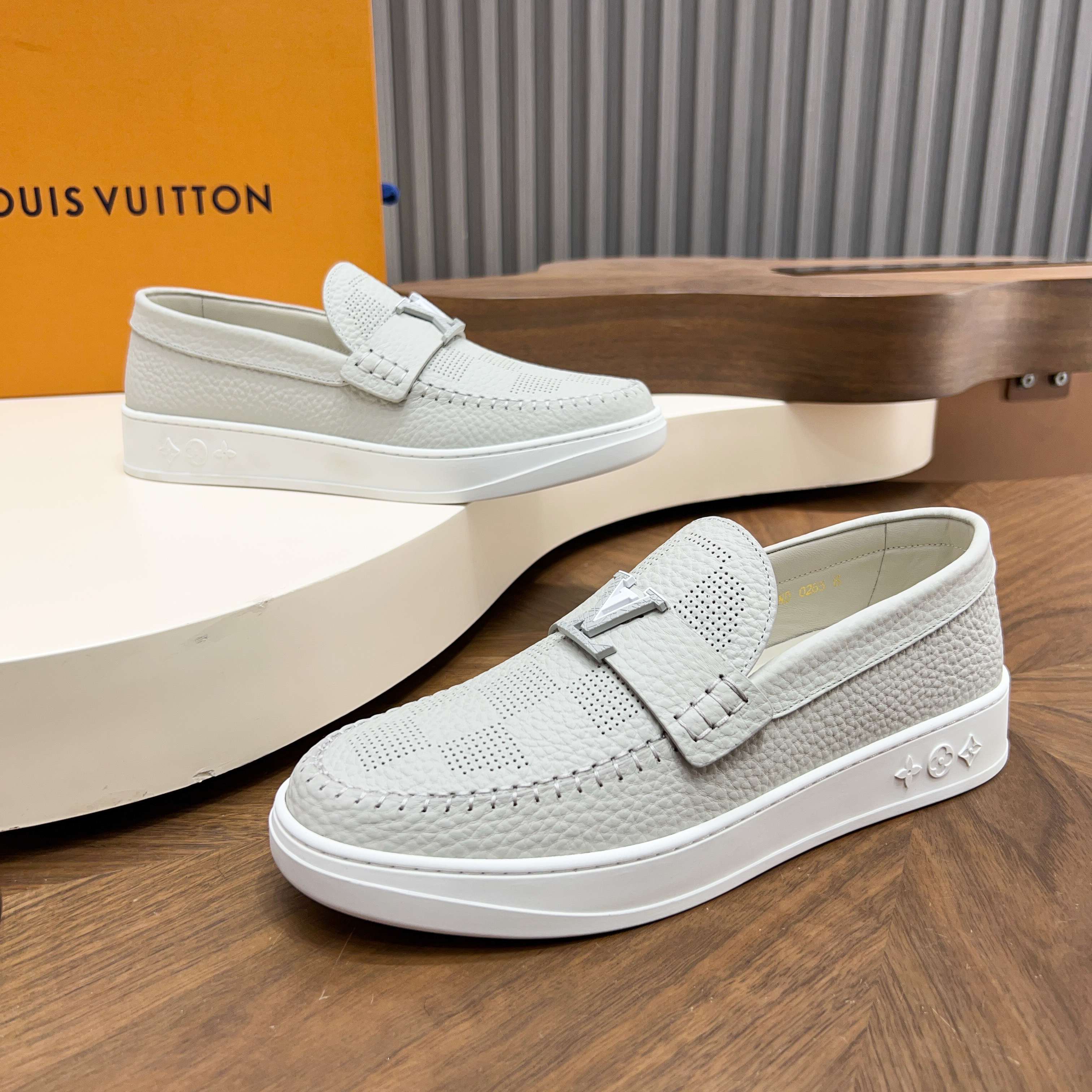 NO:854311,L New men's high-end casual sports shoes, made of imported first-layer cowhide brand lougou, original ultra-light TPU outsole, wear-resistant and comfortable, Monogram lougou embellished rubber outsole, breathable mesh lining, versatile classic style!  Size39-44 (.38 45, 46 customized),,sneakers,cowhide19860909L 新品男士高端休闲运动鞋,选用进口头层牛皮品牌lougou,原版超轻tpu大底,耐磨舒适,Monogram lougou点缀橡胶外底,透气网布内里,百搭经典款式！ Size39-44（.38 45、46 定做）,,sneakers,cowhide,Men's shoes