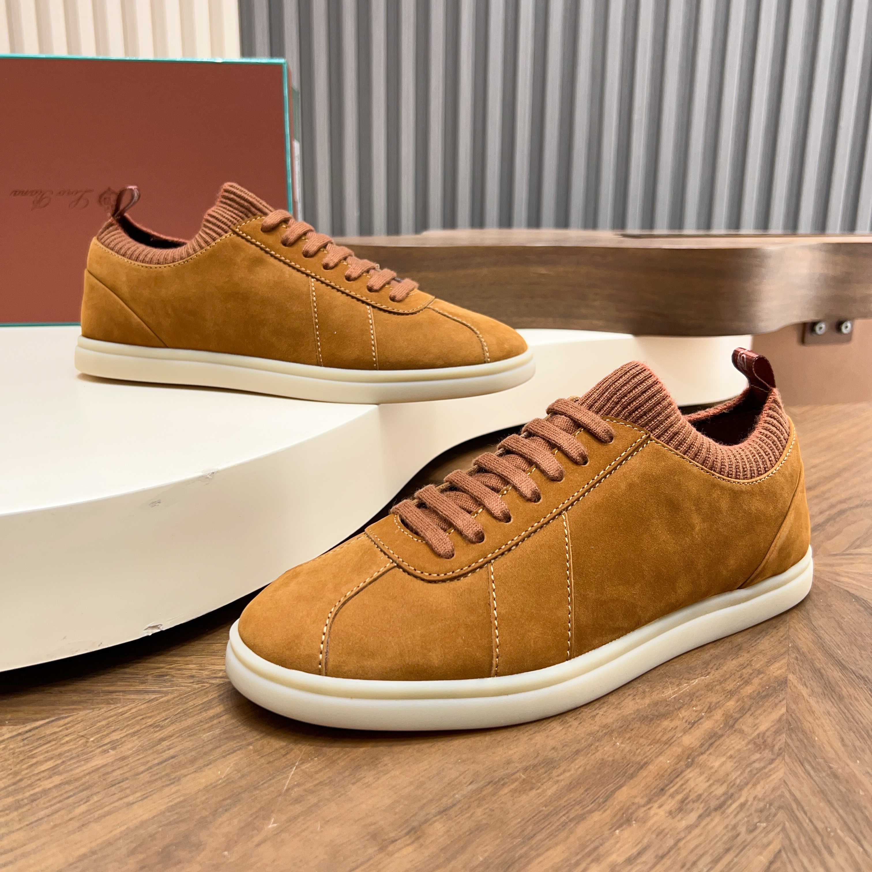 NO:854758,LP's new product Loro Pian* Soho Walk men's sneakers. These casual sneakers are made of lightly padded calfskin. The texture is light, soft and comfortable. The mouth and tongue are decorated with high-density two-color knitting, and the heel is decorated with Kummel-colored original webbing pull loops, which presents a unique three-dimensional effect. The unique version narrows slightly in the middle and is decorated with the same material details as the shoelace eyelets. The original molding is lightweight TPU  The rubber sole and spikes enhance traction and stability, and the functional details are full of modern aesthetics. The heated rear is equipped with a cushion pad to enhance wearing comfort. It is sold in a complete package at the counter and is available in multiple colors!  Size 39/40/41/42/43/44 (38.45. Customized) standard leather shoe size, loro piana, loro piana, sneakers, cowhide19860909LP 家新品Loro Pian*诺悠*翩雅Soho Walk 男士运动鞋 这款休闲鞋懒人运动鞋由轻微填充的小牛皮制成.质地轻盈,柔软舒适,鞋口与鞋舌处搭配高密度双色针织修饰,后跟饰有 Kummel色原版织带提环 呈现出别致的立体效果,独特的版型在中段轻微变窄,并以同材质细节做为鞋带孔眼点缀.原版开模轻盈 TPU 橡胶鞋底和鞋钉增强抓地力和稳定性,充满现代美感的功能细节热后部搭配缓冲垫,以提升穿着舒适感,专柜全套包装发售 多色可选！ 尺码39/40/41/42/43/44（38.45.订做）标准皮鞋码,,loro piana,loro piana,sneakers,cowhide,Men's shoes