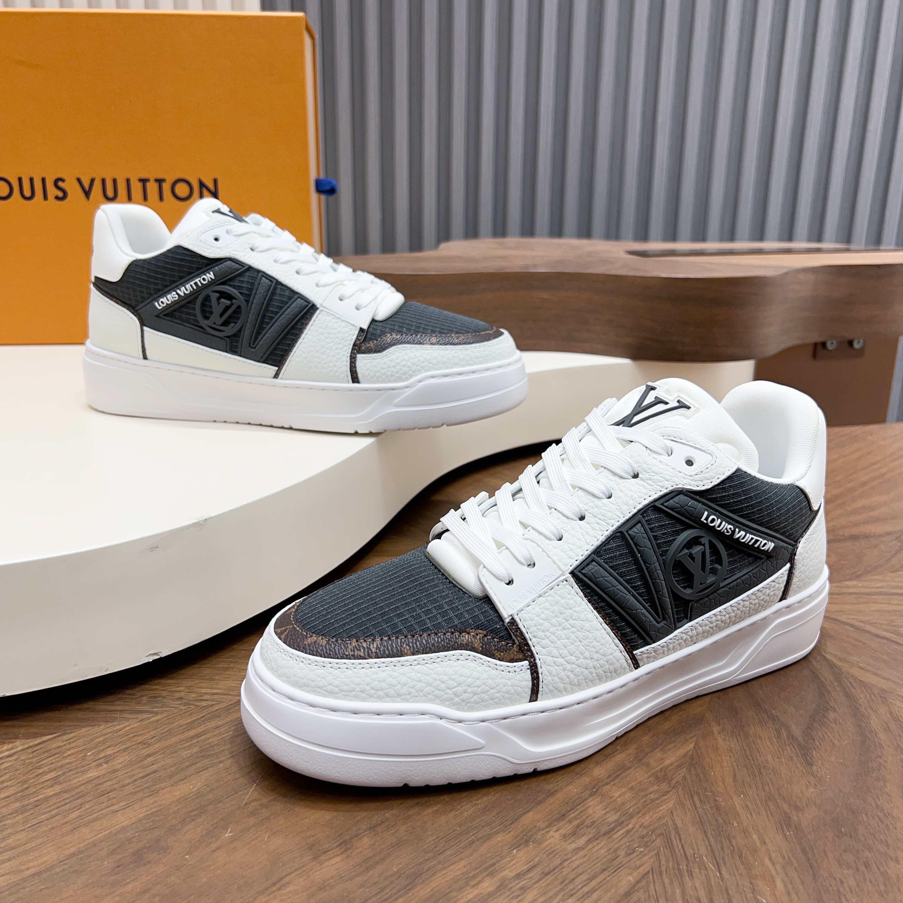 NO:854319,L New men's high-end casual sports shoes, made of imported first-layer cowhide brand lougou, original ultra-light tpu outsole, wear-resistant and comfortable, Monogram lougou embellished rubber outsole, leather lining, versatile classic style!  Size39-44 (.38 45, customized),,sneakers,cowhide19860909L 新品男士高端休闲运动鞋,选用进口头层牛皮品牌lougou,原版超轻tpu大底,耐磨舒适,Monogram lougou点缀橡胶外底,皮内里,百搭经典款式！ Size39-44（.38 45、 定做）,,sneakers,cowhide,Men's shoes