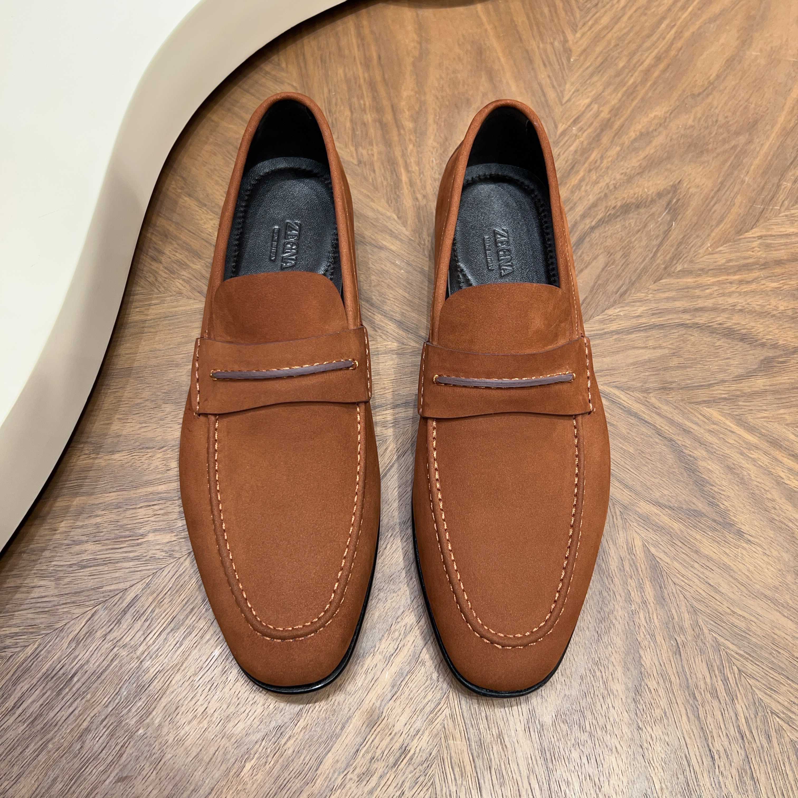 NO:854336,Zegna Men's Mocassin loafers. These loafers are made of very soft grained cowhide and velvet cowhide. They have a classic and elegant silhouette. The upper shows charming and delicate light and shadow. The front is embellished with a hand-sewn ribbon that symbolizes the '232 Highway brand logo'. It is equipped with a genuine leather sole made of injection molded rubber and a full cowhide lining. The upper foot is soft and comfortable, and the style is simple and elegant. Comes with a full set of original packaging dust bag shoehorn!  Code number 39-40-41-42-43-44-45 Standard code 38 45 46 order,,zegna,loafers,cowhide19860909Zegna/杰尼亚 男士Mocassin乐福鞋 这款乐福鞋采用十分柔软的粒面牛皮和丝绒牛皮革打造,经典优雅轮廓,鞋面展现出迷人细腻的光影,正面点缀象征性“232公路品牌标识”的手缝饰带,搭配以注塑橡胶的真皮鞋底,全牛皮内里垫脚.上脚柔软舒适,款式简约大气.配全套原包装防尘袋鞋拔！ 码数39-40-41-42-43-44-45 标准码 38 45 46订,,zegna,loafers,cowhide,Men's shoes