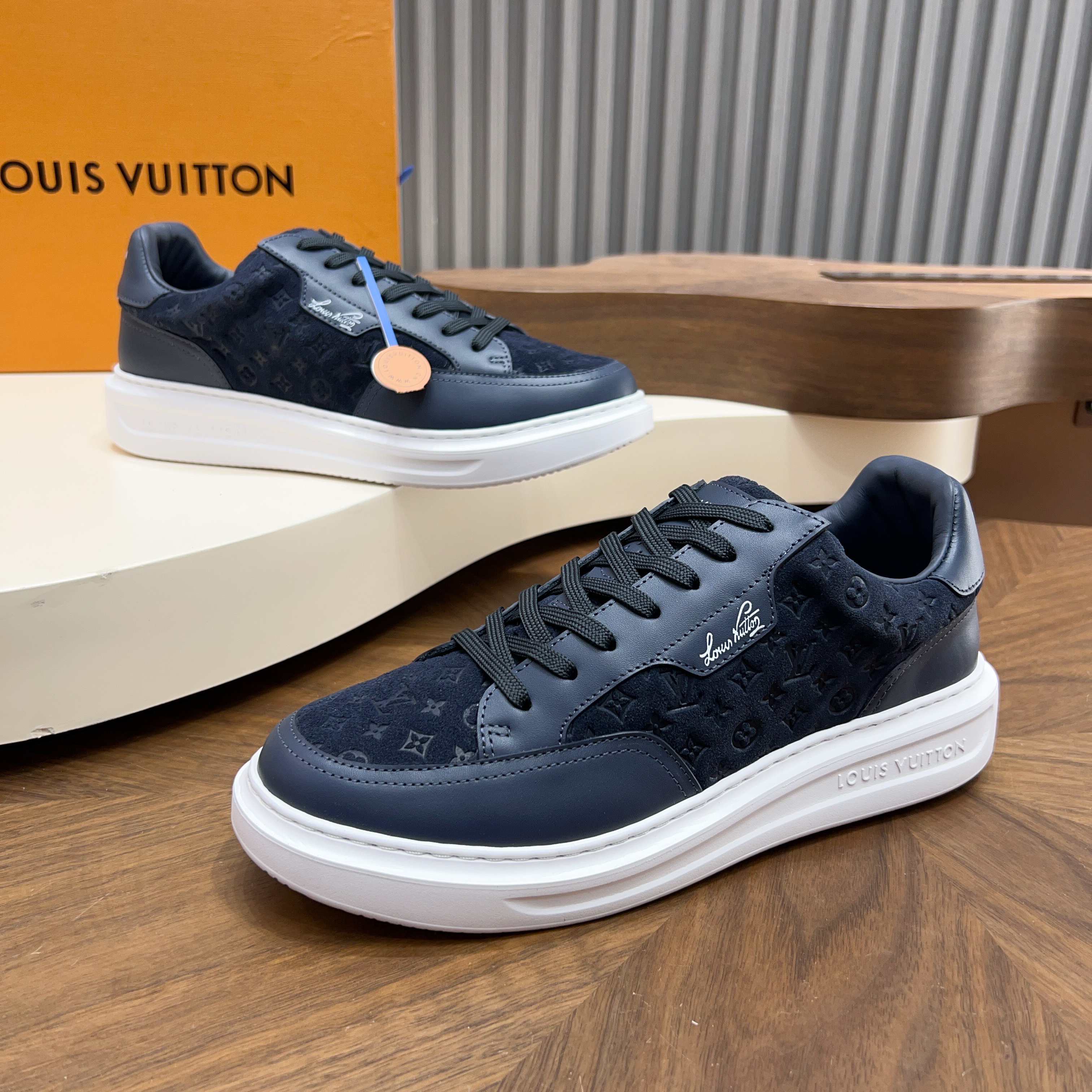 NO:898081,Lujia new color matching men's ♂trainer sneakers, this LV Trainer sneaker is made of soft grained calfskin, showing pure colors, the brand was born in 1854, the designer's handwritten brand logo is embellished on one side, virgil abloh personally designed it, a very commemorative sneaker, the new LV Louis Vuitton louis vuitton trainer sneaker low casual sports culture versatile basketball shoes  Size39-44 (38, 45, customized),,louis vuitton,louis vuitton,louis vuitton,louis vuitton,louis vuitton,sneakers,cowhide19860909驴家 新配色 男士♂trainer运动鞋,本款 LV Trainer 运动鞋取材柔软粒面小牛皮,呈现纯净色调,品牌诞生于1854年,设计师手写体品牌标识点缀一侧,virgil abloh亲自操刀设计,非常具有纪念价值的一款运动鞋,全新lv路易威登louis vuitton trainer sneaker low休闲运动文化百搭篮球板鞋 Size39-44（38、45、订做）,,louis vuitton,louis vuitton,louis vuitton,louis vuitton,louis vuitton,sneakers,cowhide,Men's shoes