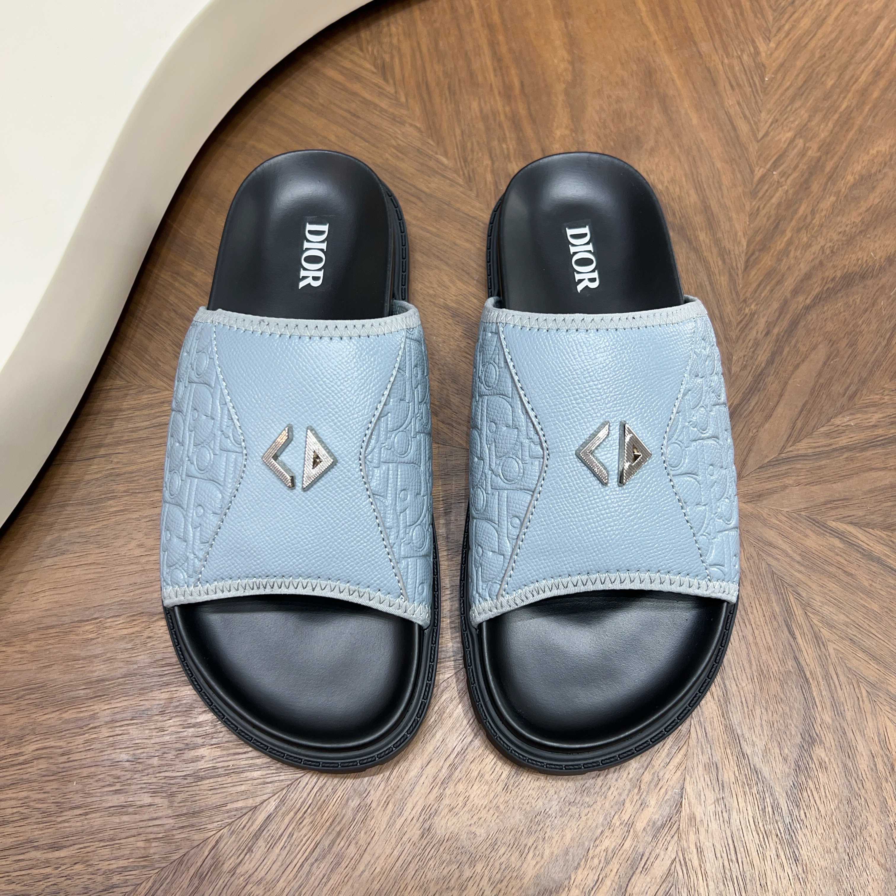 NO:886164,[Dior] Dior - High-end quality original casual sandals - Imported pebbled calfskin upper. Brand metal fastener decoration, brand totem cloth, Velcro technology - Environmentally friendly leather lining - Outsole ultra-light TPU foam water table. Includes environmentally friendly leather and rubber; combined molded outsole - Ultra-high quality control, fine workmanship highlighted (high-end, luxury, grade) -Size 39-44 (38.45,  46,can be customized),,dior,dior,slippers,cowhide19860909【Dior】迪奥 -高端品质 原单·休闲凉拖鞋 -鞋面进口荔纹小牛皮.品牌金属扣件装饰、品牌图腾布匹、魔术贴工艺 -内里环保皮内里 -大底超轻TPU发泡水台.包环保皮料·橡胶；组合成型大底 -超高品控·做工精细凸显(高端·贵气·档次) -Size 39-44（38.45, 46,可订做),,dior,dior,slippers,cowhide,Men's shoes