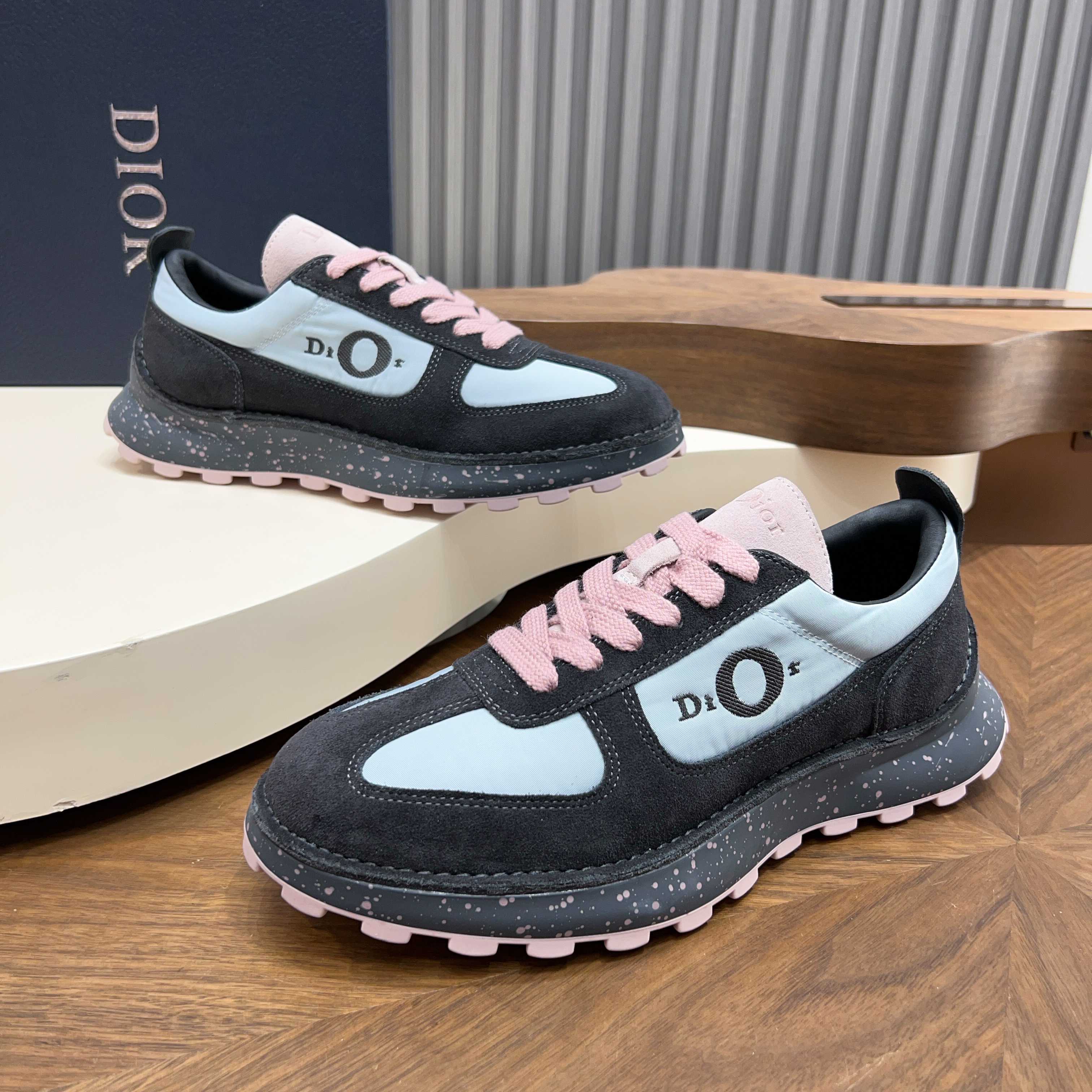 NO:886185,DIOR Dior's latest top-notch purchasing agent Di's street-famous casual shoes are now available at the same counter. The uppers are imported from Italy with original high-mercerized cowhide and D-cloth fabrics. High-quality electric embroidered logo complex splicing process. Breathable and comfortable mesh lining. **Fashionable and cool layout. Fashionista style. The original TPU outsole is specially provided by the factory. The exclusive movable molded sole is super comfortable. Original factory single goods. High quality. You can enter and exit the counter at will. Welcome to compare and size.  39-44 (order 38 45 46),,dior,dior,cowhide19860909DIOR 迪奥 最新款 顶级代购 迪 炸街男神休闲鞋新品来袭超人气爆款专柜同步,鞋面意大利进口原版高丝光牛皮搭配D布面料,高品质电绣标志复杂拼接工艺,透气舒适网内里垫,**时尚炫酷版面潮达人风格,鞋底原厂特供原版TPU大底,独家活动成型底超级舒适,原厂跟单货,高品质,可随意进出专柜,欢迎对比,码数 39-44（订 38 45 46）,,dior,dior,cowhide,Men's shoes