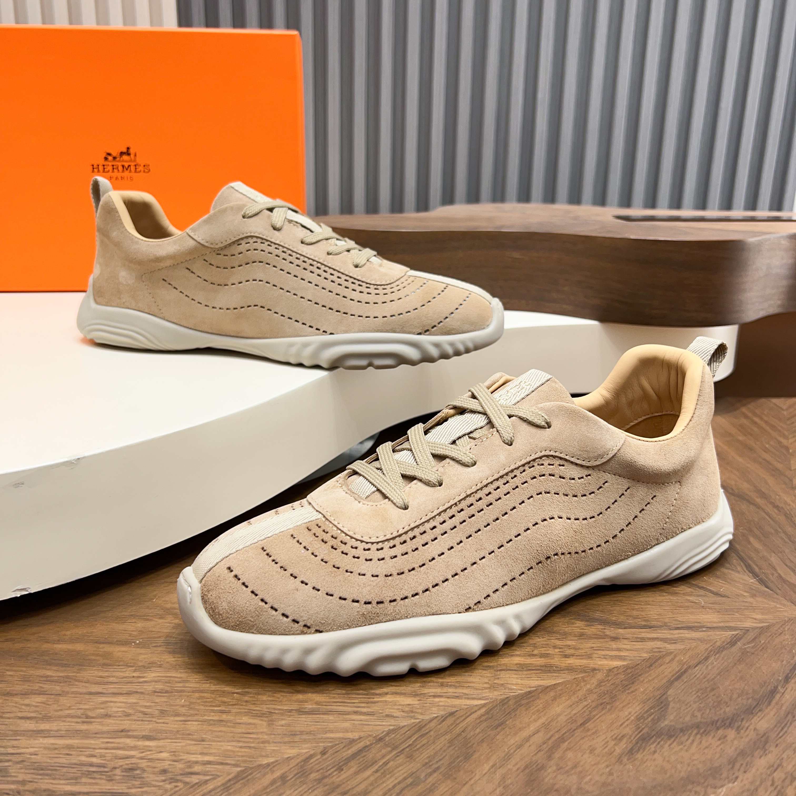 NO:886175,H Hermès moral training shoes are made of first-layer cowhide, which has a delicate and durable texture. The upper is matched with simple lines, which is retro and versatile. The thin sole design is light and comfortable, so you will not feel tired after walking for a long time. The shoe shape modifies the foot shape and makes the feet slimmer. It is suitable for a variety of foot types. It can be easily worn regardless of jeans, skirts or commuter suits. It is a practical and fashionable dressing artifact!  ,size40-45 (customized at 39.46),,hermes,skirts,jeans,business suit,cowhide19860909H爱马仕德训鞋采用头层牛皮,质感细腻耐用,鞋面搭配简约线条,复古又百搭.薄底设计轻便舒适,长时间走路也不累,鞋型修饰脚型,显脚瘦,适合多种脚型.无论牛仔裤、裙装还是通勤西装都能轻松驾驭,是实用又时髦的穿搭神器！ ,size40-45（39.46定制）,,hermes,skirts,jeans,business suit,cowhide,Men's shoes