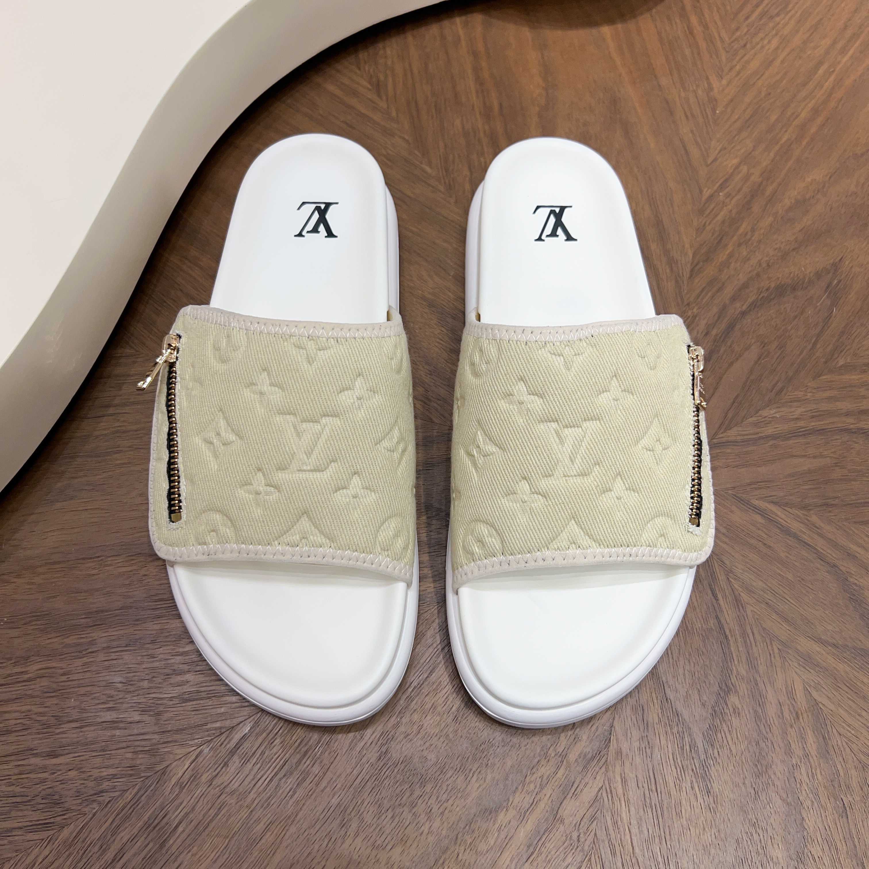 NO:886249,Lv high-quality top crafts Louis Vuitton, slippers, counters with original configuration, uppers imported from Italy, high-quality spliced ​​colorful and complex handicrafts, imported cowhide linings are soft and comfortable, original soles are specially provided by the original factory, TPU exclusive movable molded soles are super comfortable, original factory follow-up goods, code number 39-44 (customized 38 45),, louis vuitton, louis vuitton, slippers, cowhide19860909Lv 高品质 顶级工艺品 路易威登,拖鞋 专柜同步原厂配置,鞋面意大利进口,高品质拼接缤纷色彩复杂工艺品,进口牛皮里垫柔软舒适,鞋底原厂特供原版底,TPU独家活动成型底超级舒适,原厂跟单货,码数 39-44（订做 38 45）,,louis vuitton,louis vuitton,slippers,cowhide,Men's shoes