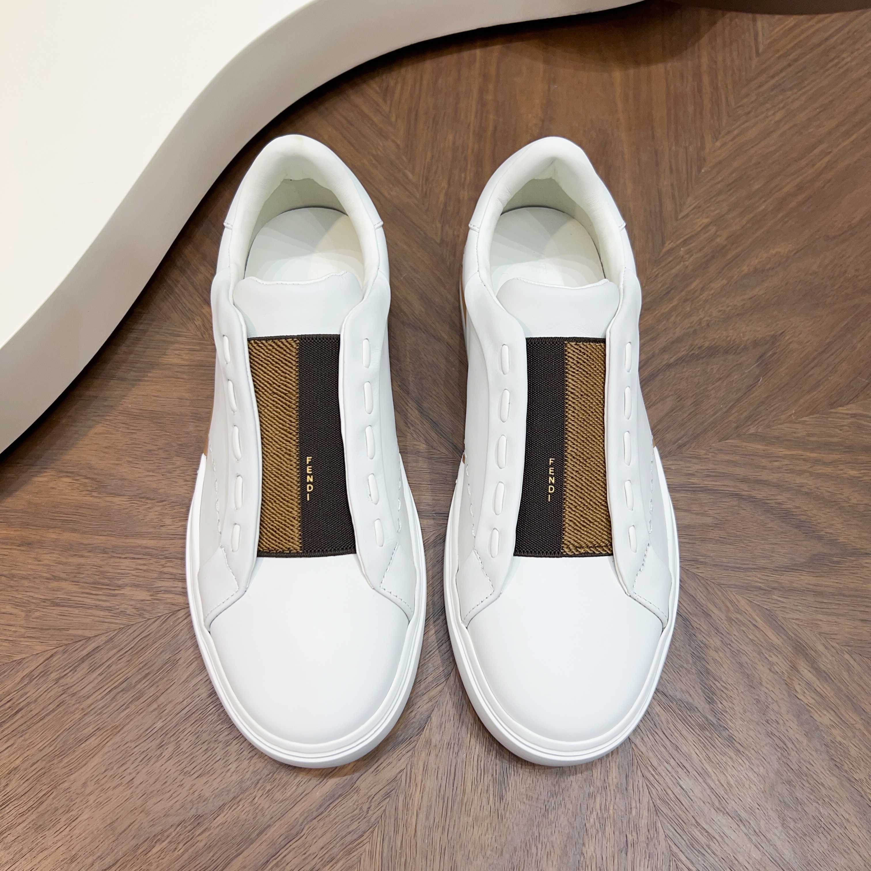 NO:898066,Fendi/Fendi City men's slip-on sneakers casual sneakers FENDI  Ciry slip-on sneakers with wide black/brown Pequin-style stretch straps. Soft smooth calfskin upper, hand-stitched with large tubular Selleria stitching in the same color, rubber sole decorated with hand-applied leather inserts, contrast stitching on the back of the heel and convex FENDI logo. Simple and stylish style, full cowhide lining, embossed logo cowhide feet, comfortable on the foot, full of fashion and leisure, versatile style, complete with original packaging!  Size 39-40-41-42-43-44 (45 can be customized but does not support returns) Standard leather shoe size, fendi, fendi, sneakers, cowhide19860909芬迪/Fendi City男士一脚蹬运动鞋休闲板鞋 FENDI Ciry一脚蹬运动鞋,配黑色/棕色Pequin风格弹力宽饰带.柔软光滑小牛皮鞋面,以同色系大号管状Selleria缝线手工缝制而成,橡胶鞋底饰以手工镶嵌的皮革嵌饰,鞋跟后部饰有撞色缝线,带外凸FENDI标志.款式简约时尚,全牛皮内里,压纹徽标牛皮垫脚,上脚舒适,时尚休闲感十足,款式百搭,配全套原包装！ 码数39-40-41-42-43-44（45可定做但不支持退换） 标准皮鞋尺码,,fendi,fendi,sneakers,cowhide,Men's shoes