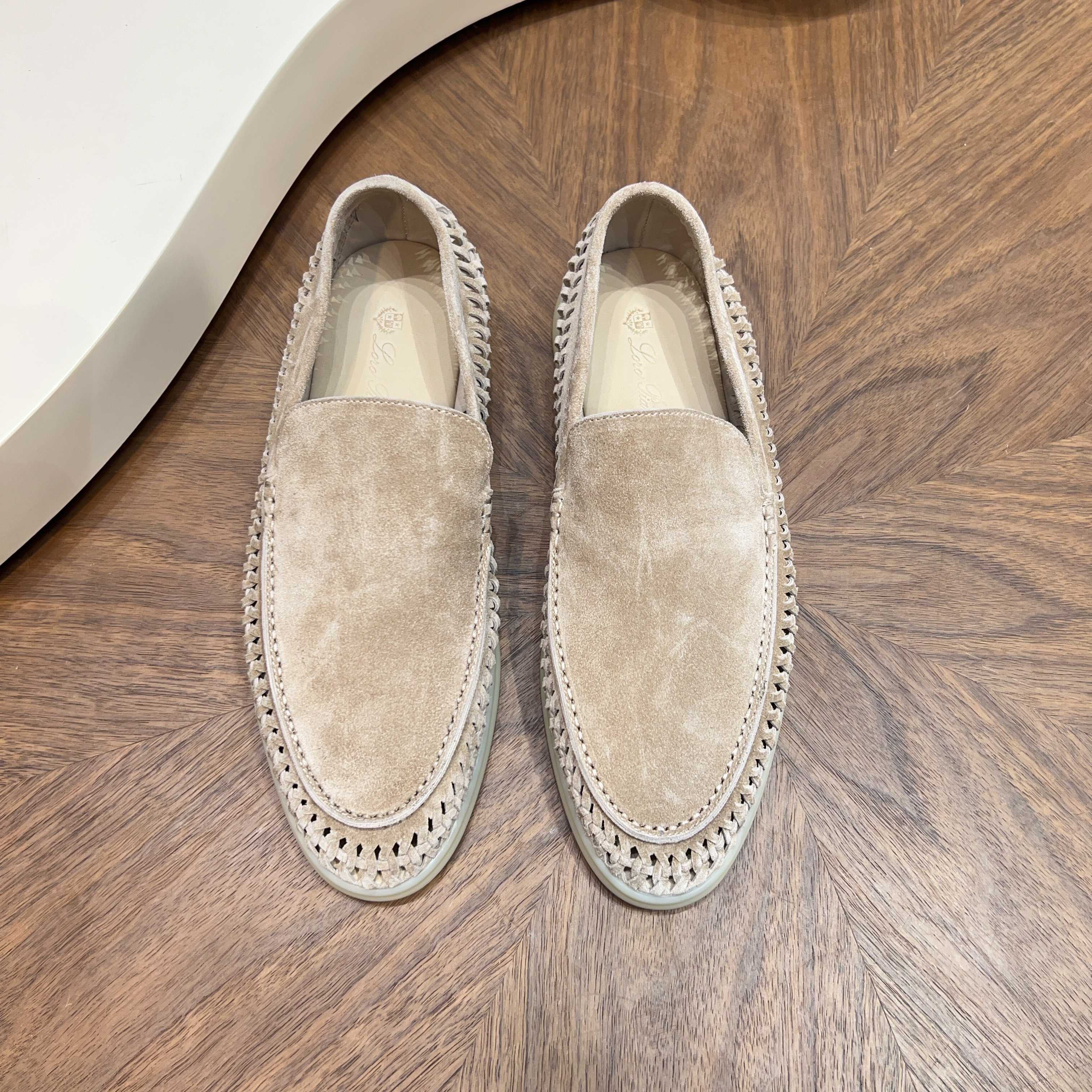 NO:898072,LoroPiana Men's suede slip-on casual woven loafers. These slip-on shoes are made of calfskin fabric, treated with water-repellent and anti-fouling, and equipped with an ultra-light soft rubber outsole. They are ideal for daily casual wear in summer. The high-quality metal-free tanning and tumble process highlights the natural texture of the leather, and the double-layer sole effect makes it a daily shoe for a casual style!  Comes with shoe storage bag in original box!  Men's size 39-40-41-42-43-44 (45/46 can be customized but cannot be returned or exchanged) Standard leather shoe size, loro piana, loafers19860909LoroPiana/诺悠翩雅 男款绒面一脚蹬休闲编织乐福鞋 这款套脚鞋采用小牛绒面料,经防泼水防污处理,搭配超轻柔软橡胶大底,夏季日常休闲装扮的理想之选.高质量的无金属鞣制和翻滚工艺,凸显了皮革的天然纹理,双层鞋底效果,使其也可作为日常鞋履,打造休闲风格！配原盒包装鞋履收纳袋！ 男码39-40-41-42-43-44（45/46可定做但不支持退换） 标准皮鞋尺码,,loro piana,loafers,Men's shoes