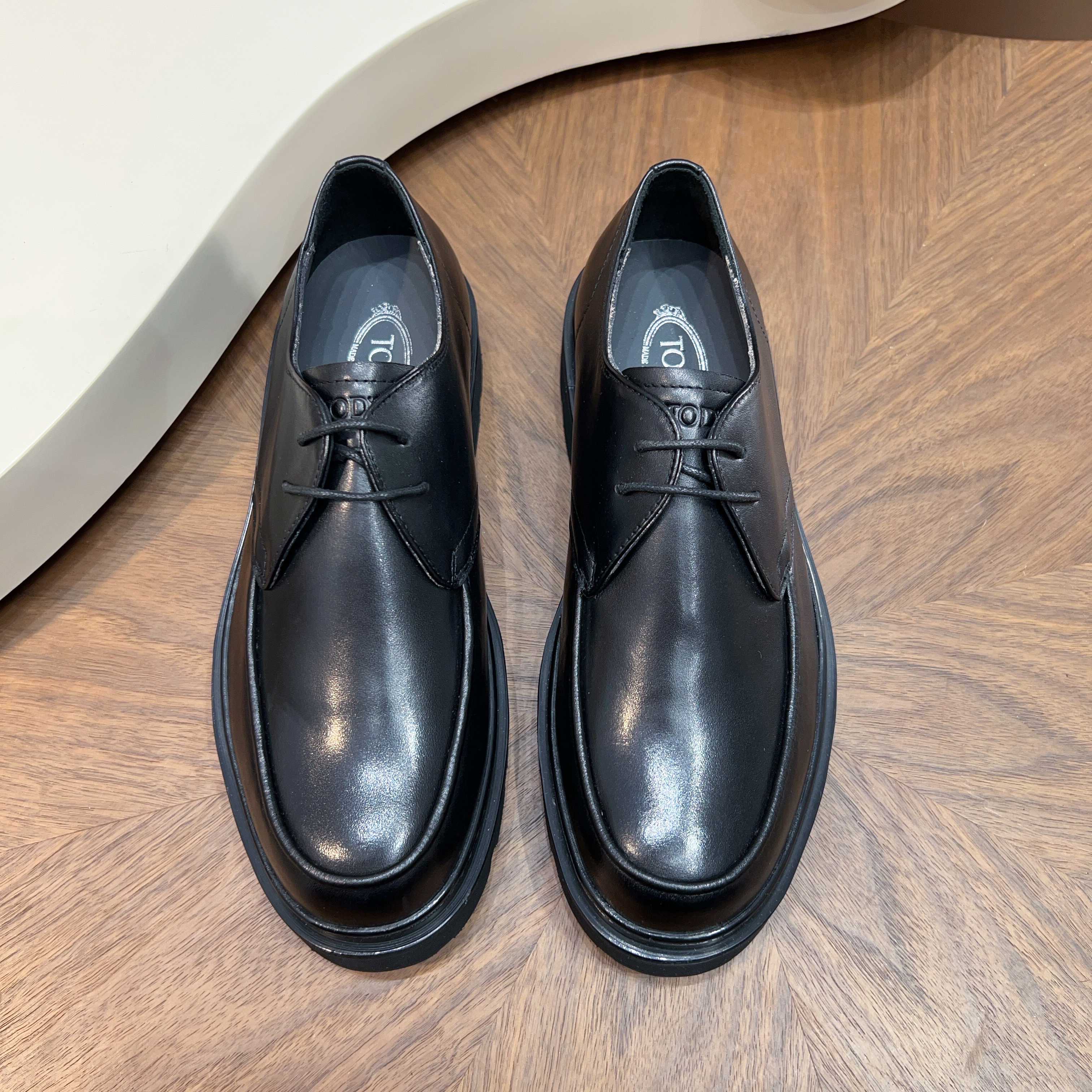 NO:898063,Tod'S/Tod'S men's formal casual leather shoes are made of first-layer cowhide with super texture, decorated with the classic brand logo on the front, and original rubber non-slip outsole, which is comfortable on the feet and durable!  Size38-44 (45 customized),,Tod's,cowhide19860909Tod'S/托德斯男士正装休闲皮鞋,采用头层牛皮制作,质感超强,正面饰以经典品牌logo,原版橡胶防滑大底,脚感舒适,经久耐穿！ Size38-44（45定做）,,Tod's,cowhide,Men's shoes