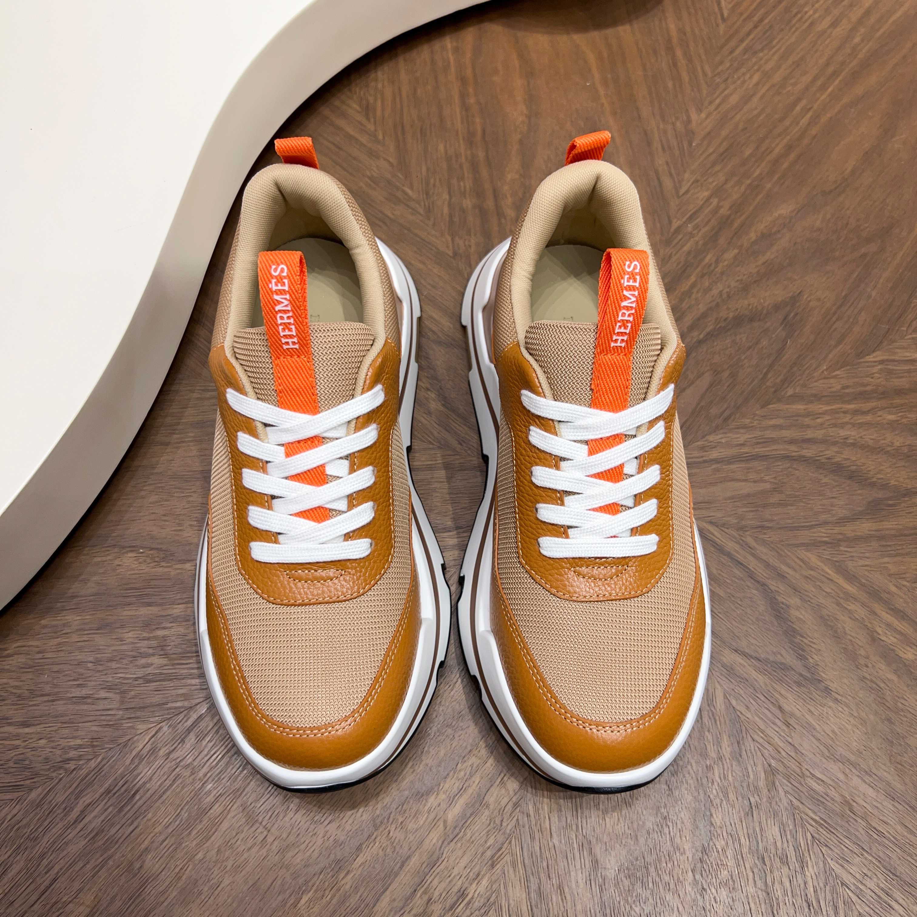 NO:956243,Hermes thick-soled men's sneakers, calfskin sneakers, decorated with iconic H details. Contrasting color design creates a dynamic and modern look. Imported cowhide + cowhide lining + super-rebound lightweight outsole Size: 39-44 (customized at 38.45),,hermes,sneakers,cowhide19860909Hermes 厚底男士运动鞋 小牛皮运动鞋,饰有标志性H细节.对比色设计打造动感的现代造型. 进口牛皮+牛皮内里+超回弹轻型大底 Size:39-44(38.45定制）,,hermes,sneakers,cowhide,Men's shoes