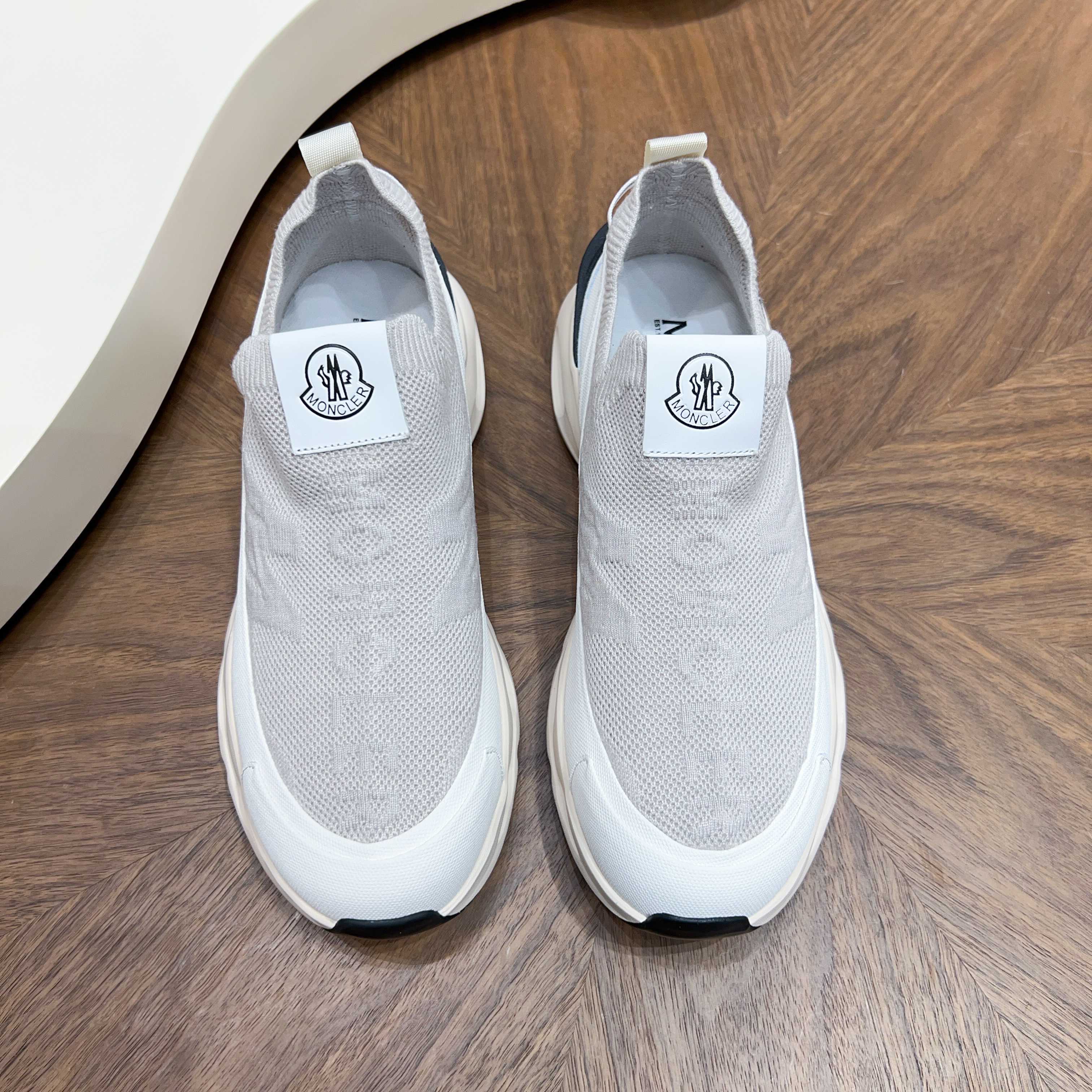 NO:930678,Moncler men's sports shoes, imported breathable mesh, neoprene, made of various materials, the upper is designed with shoelaces and rubber inserts, with the Moncler logo on the heel, and the outsole is made of TPU+rubber+high-elastic rubber foam. It has high elasticity and high wear resistance, improving comfort. Whether it is the upper or the color design, it is worth buying!  Size39-44 (38 45 customized),,Moncler,sneakers19860909Moncler蒙口 男鞋运动鞋,进口透气网面、氯丁橡胶 各种材质拼接打造,鞋面采用鞋带和橡胶嵌件设计,后跟Moncler标志,大底采用TPU+橡胶+高弹橡胶发泡组合成型,具有高弹性高耐磨性,提高舒适性,无论是鞋面还是颜色设计都值得入手！ Size39-44（38 45定做）,,Moncler,sneakers,Men's shoes