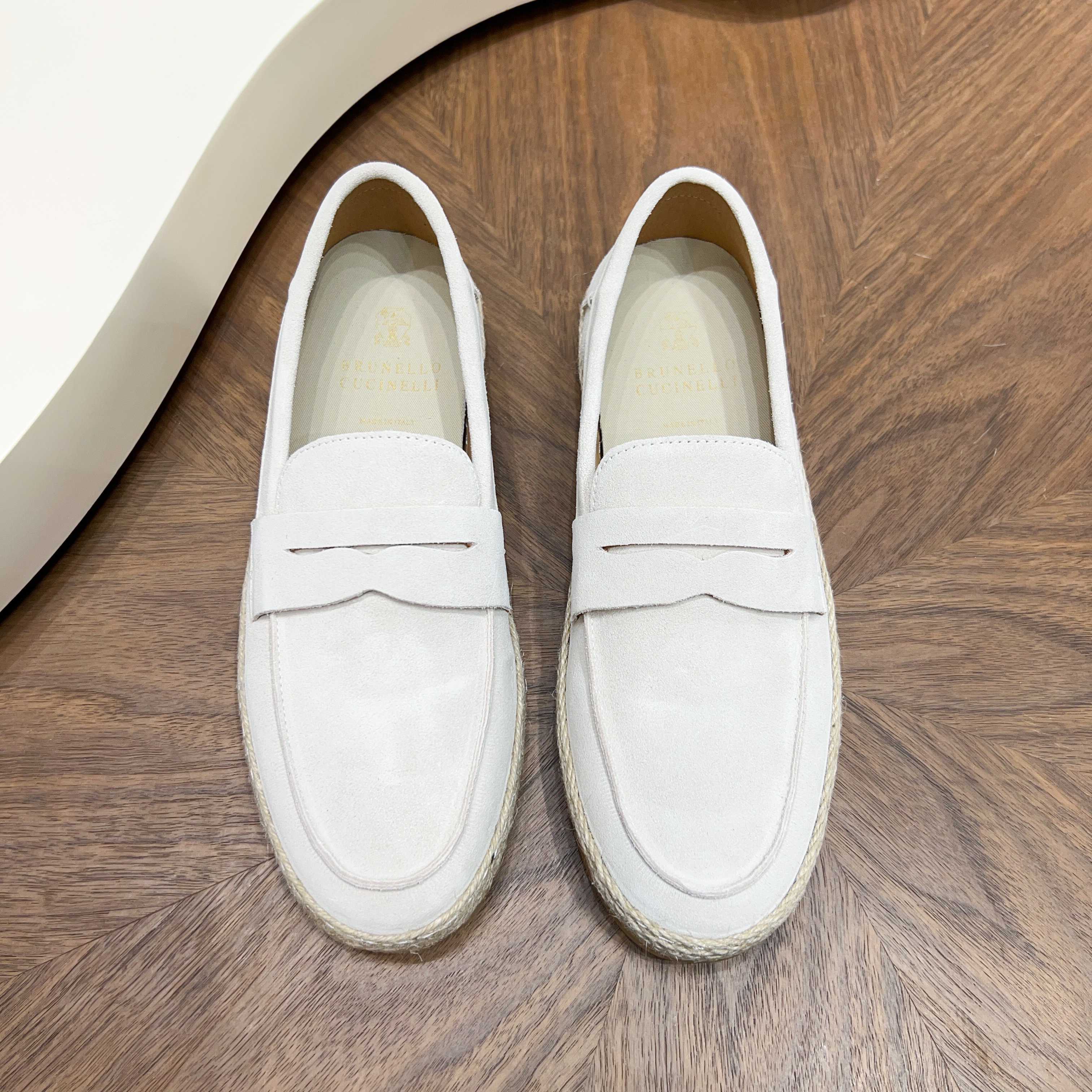NO:930690,Brunello Cucinelli men's casual loafers｜The material highlights the fashionable and simple style of this rubber-soled shoe｜The suede textured upper is elegant and soft｜Combined with the rubber sole to create a flexible and light comfortable foot feel｜Breathable cowhide lining and sweat-absorbent cloth foot pads Size 39-44 (38.45. Customized),, brunello cucinelli, loafers,cowhide19860909Brunello Cucinelli男士休闲乐福鞋｜材质彰显出这款胶底鞋的时尚、简约风格｜绒面质感的鞋面雅致、柔软｜结合在橡胶鞋底上,营造出灵活和轻盈的舒适脚感｜ 内里透气牛皮内里吸汗布垫脚 尺码39-44（38.45.定做),,brunello cucinelli,loafers,cowhide,Men's shoes