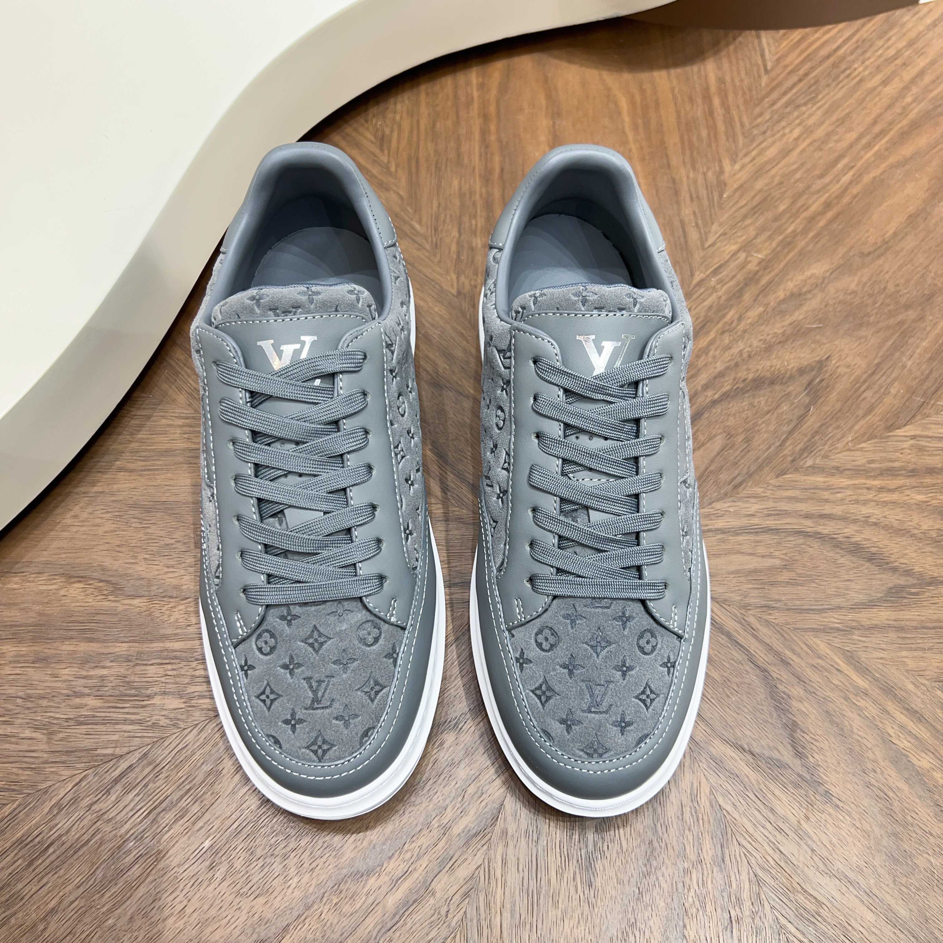 NO:931698,Lujia new color matching men's ♂trainer sneakers, this LV Trainer sneaker is made of soft grained calfskin, showing pure colors, the brand was born in 1854, the designer's handwritten brand logo is embellished on one side, virgil abloh personally designed it, a very commemorative sneaker, the new LV Louis Vuitton louis vuitton trainer sneaker low casual sports culture versatile basketball shoes  Size39-44 (38, 45, customized),,louis vuitton,louis vuitton,louis vuitton,louis vuitton,louis vuitton,sneakers,cowhide19860909驴家 新配色 男士♂trainer运动鞋,本款 LV Trainer 运动鞋取材柔软粒面小牛皮,呈现纯净色调,品牌诞生于1854年,设计师手写体品牌标识点缀一侧,virgil abloh亲自操刀设计,非常具有纪念价值的一款运动鞋,全新lv路易威登louis vuitton trainer sneaker low休闲运动文化百搭篮球板鞋 Size39-44（38、45、订做）,,louis vuitton,louis vuitton,louis vuitton,louis vuitton,louis vuitton,sneakers,cowhide,Men's shoes