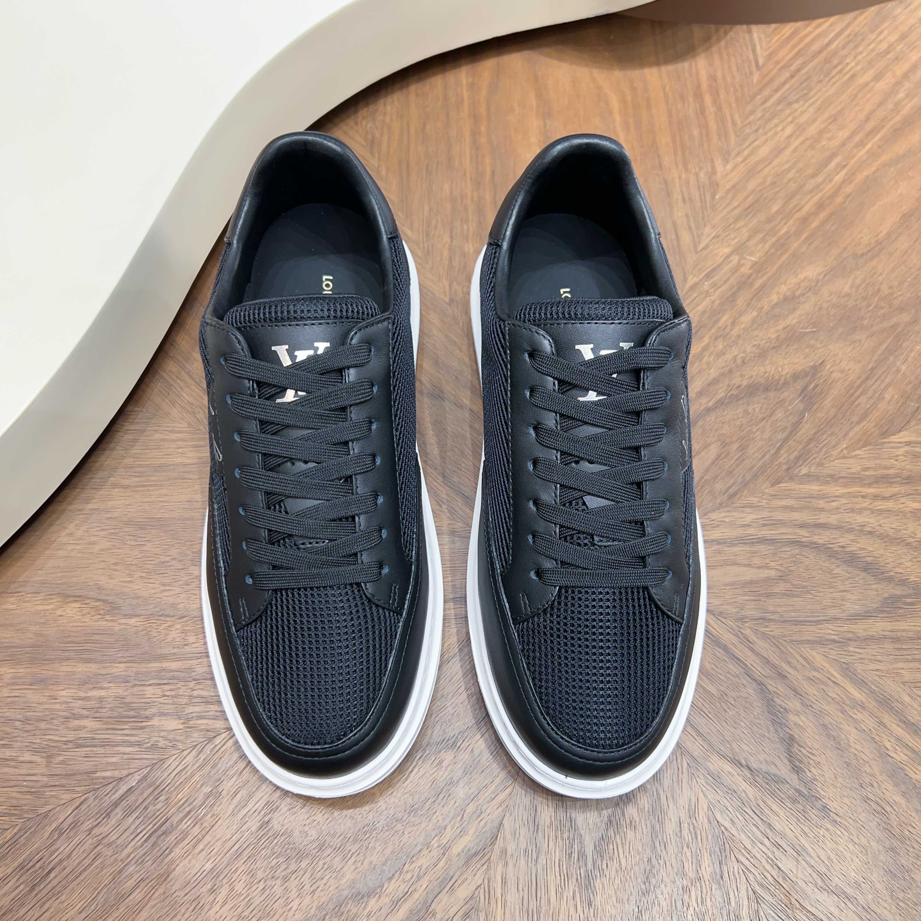 NO:931718,Lujia new color matching men's ♂trainer sneakers, this LV Trainer sneaker is made of soft grained calfskin, showing pure colors, the brand was born in 1854, the designer's handwritten brand logo is embellished on one side, virgil abloh personally designed it, a very commemorative sneaker, the new LV Louis Vuitton louis vuitton trainer sneaker low casual sports culture versatile basketball shoes  Size39-44 (38, 45, customized),,louis vuitton,louis vuitton,louis vuitton,louis vuitton,louis vuitton,sneakers,cowhide19860909驴家 新配色 男士♂trainer运动鞋,本款 LV Trainer 运动鞋取材柔软粒面小牛皮,呈现纯净色调,品牌诞生于1854年,设计师手写体品牌标识点缀一侧,virgil abloh亲自操刀设计,非常具有纪念价值的一款运动鞋,全新lv路易威登louis vuitton trainer sneaker low休闲运动文化百搭篮球板鞋 Size39-44（38、45、订做）,,louis vuitton,louis vuitton,louis vuitton,louis vuitton,louis vuitton,sneakers,cowhide,Men's shoes