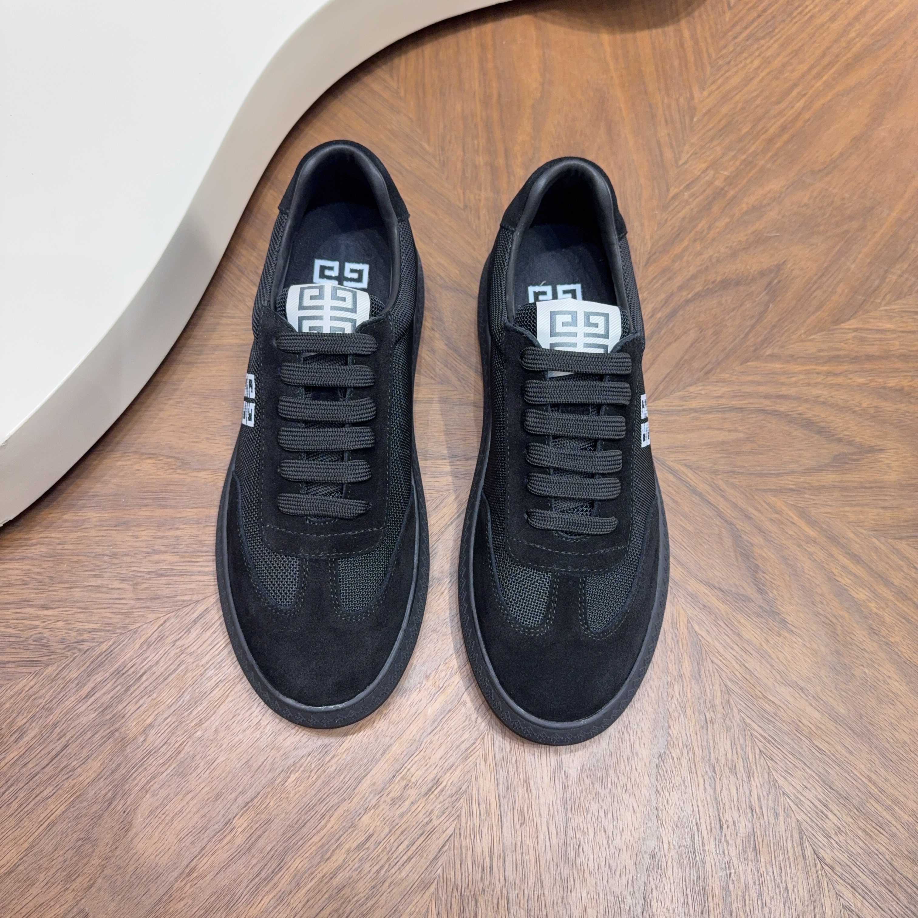 NO:931707,Givenchy/Givenchy's new men's leather spliced sneakers. These sneakers are made of soft mesh upper with fine texture, soft and crease-resistant, embedded with hidden stitching details, and decorated with the brand's logo letters on the outside. It is equipped with a classic two-color rubber sole and air-rubber bottom stitching technology. It is durable and does not fall off, is comfortable, light and shock-absorbing. The tongue of the same upper material is decorated with 4G  The logo logo shows the trendy personality of Givenchy. It is matched with cowhide lining and logo cowhide feet. It is specially made for all seasons and is comfortable and breathable!  Comes with full set of original packaging dust bag!  Code number 39-40-41-42-43-44 (38.45 can be customized),,givenchy,givenchy,sneakers,cowhide19860909Givenchy/纪梵希 新款男士皮革拼接运动鞋 这款运动鞋采用柔软网面鞋面,质感细腻,质地柔软耐折痕,嵌隐藏式缝线细节,外侧饰有品牌logo字母徽标.搭配经典双色橡胶鞋底,空胶底面缝线工艺,耐穿不掉底,舒适轻便又减震.同鞋面材质鞋舌饰有4G logo标识,尽显纪梵希潮流个性,搭配牛皮内里,徽标牛皮垫脚,四季专属打造,上脚舒适透气！配全套原包装防尘袋！ 码数39-40-41-42-43-44（38.45可订做）,,givenchy,givenchy,sneakers,cowhide,Men's shoes