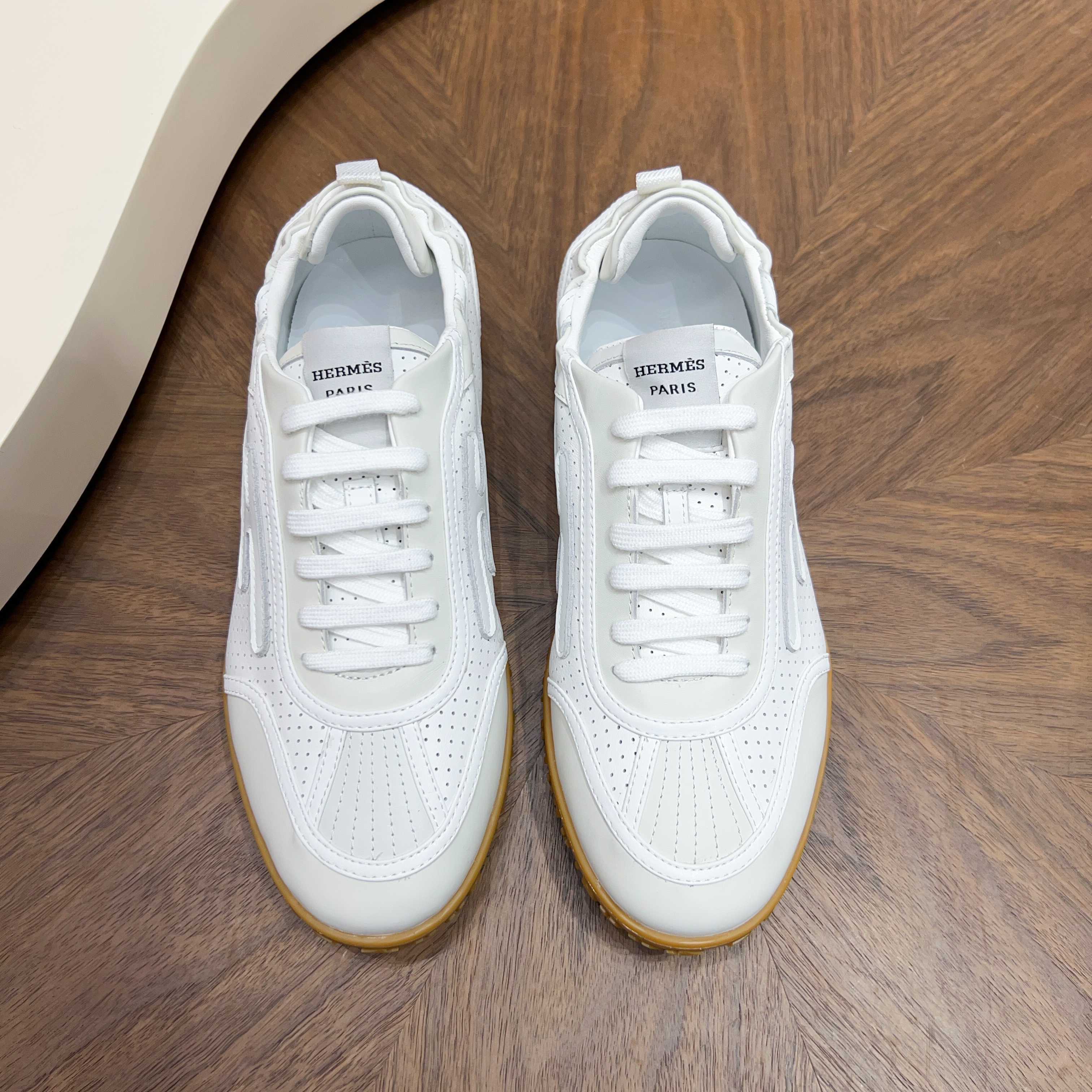 NO:954862,#Hermès New Forrest Training Shoes White Shoes Perforated soft calfskin sneakers, equipped with soles, decorated with classic Medor rivets, creating a comfortable and casual style. Match them as you like. Very light and comfortable for the upper foot. Men's sneakers. Actual shots. The most worthwhile purchase. Hermès men's sneakers are legendary and must be bought even if they are not available. Fashionable, comfortable and versatile. Although the price has increased, the price is not expensive. The new colors are all very good-looking. Men's models, there are not so many choices, but they are still very good-looking.  Imported cowhide matte material, sheepskin lining, original molded outsole P, size male 39-44 (customized 38-45), hermes, sneakers, cowhide, sheepskin19860909# 爱马仕新款阿甘德训鞋 小白鞋 镂孔柔软小牛皮运动鞋,配有鞋底,饰有经典Medor铆钉,打造舒适休闲风格.随意搭配 上脚非常轻便舒运动鞋男款实拍最值得的入手的爱马仕男款运动鞋传说中不配货也要买的鞋潮流 时尚 舒适 百搭 虽然涨价 但价格真不贵新出的配色都很好看.男款,选择没有那么多不过也是很好看, 进口牛皮磨砂材质 羊皮内里 原版开模大底 P ,size男39-44（38-45定制）,,hermes,sneakers,cowhide,sheepskin,Men's shoes