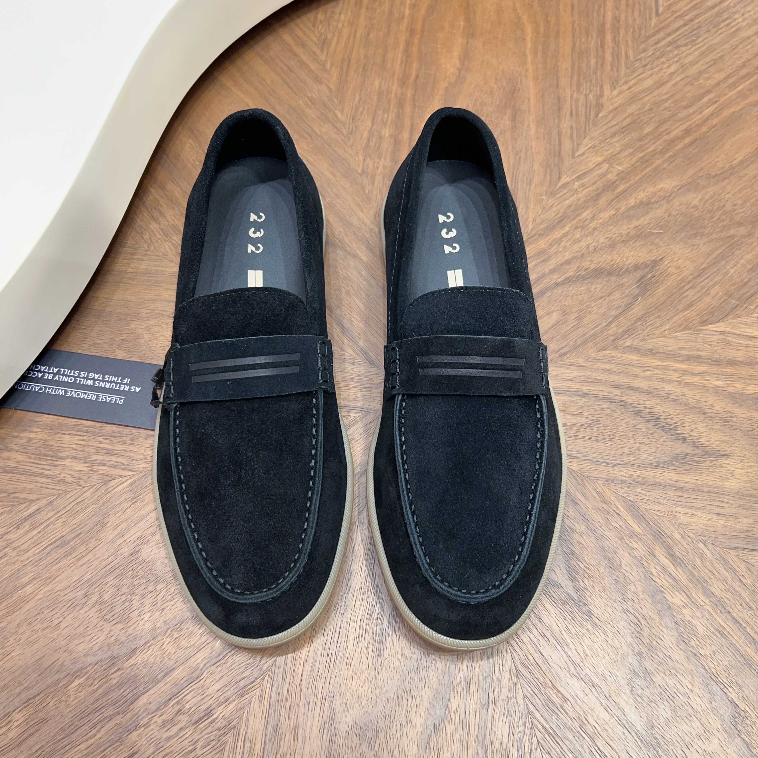 NO:954882,Zegna men's new casual loafers. This sneaker is named after Zegna Oasis.  Zegna) named Route 232, highlighting the brand's flexible spirit of keeping pace with the times. The translucent rubber sole is light and flexible, with excellent grip, a new interpretation of the sole pattern, and the horizontal ribbon subtly pays tribute to the early style of Route 232. The iconic tonal stitching and side  The brand logo on the upper side complements each other, interpreting the Ermenegildo Zegna brand heritage with a unique symbolic aesthetic. Made of suede cow leather, the deconstructed upper has both a modern and retro feel, with a '232' logo cowhide insole, and a full cowhide lining. It is comfortable and casual on the foot, lightweight and versatile!  Comes with a full set of original packaging dust bag and exclusive airplane box!  Code number 39-40-41-42-43-44 (38/45 can be customized),,zegna,loafers,sneakers,cowhide19860909Zegna/杰尼亚 男士新款休闲乐福鞋 这款运动鞋以杰尼亚绿洲(Oasi Zegna)232号公路命名,彰显品牌与时俱进的灵活精神.半透明橡胶鞋底轻盈灵活,抓地力出色,焕新演绎的鞋底花纹,横饰带巧妙致敬232号公路的早期风貌.标志性同色调缝线与侧面的品牌标识相得益彰,以独树一帜的象征美学诠释杰尼亚品牌传承.采用绒面牛皮革制成,解构鞋面兼具现代与复古气息,配以“232”标牛皮鞋垫,全牛皮内里,上脚舒适休闲,轻便百搭！配全套原包装防尘袋及专属飞机盒！ 码数39-40-41-42-43-44（38/45可定做）,,zegna,loafers,sneakers,cowhide,Men's shoes
