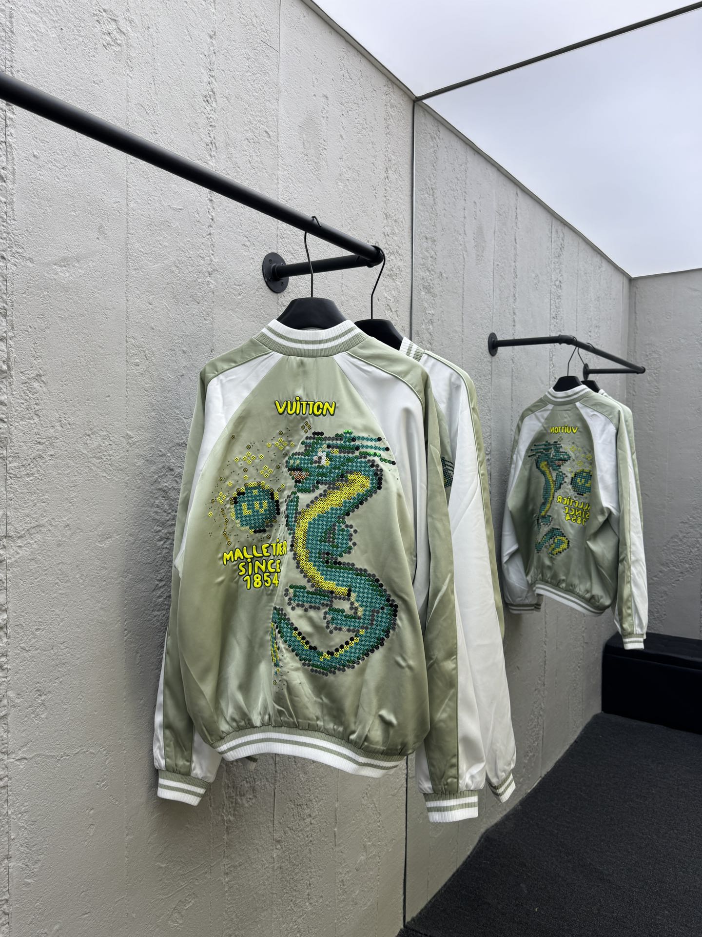 LOUIS VUITTON 龙年限定珠片像素龙外套 2