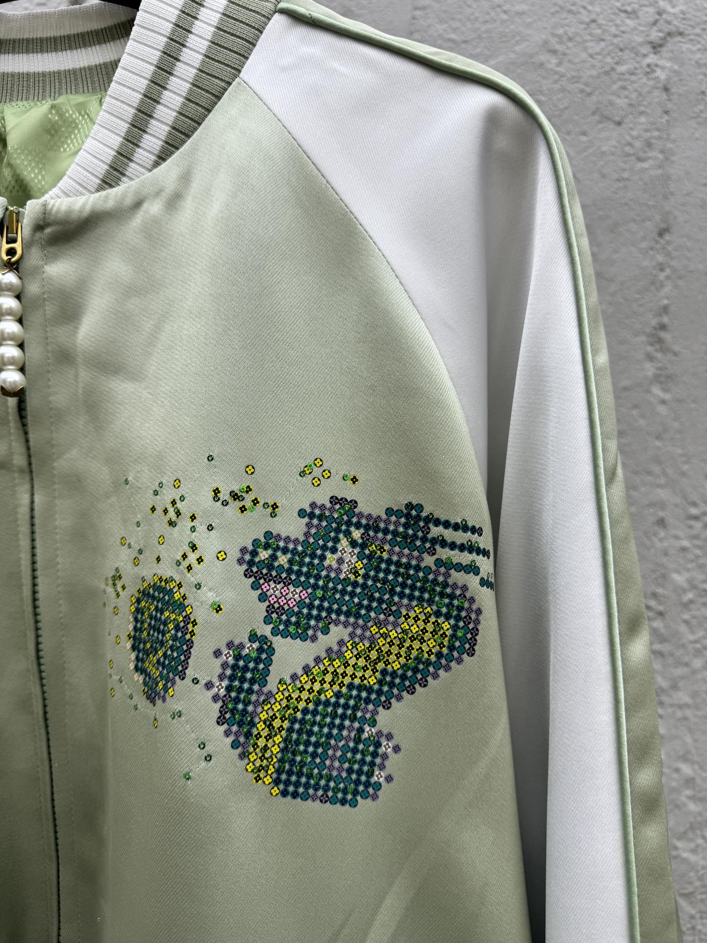 LOUIS VUITTON 龙年限定珠片像素龙外套 5