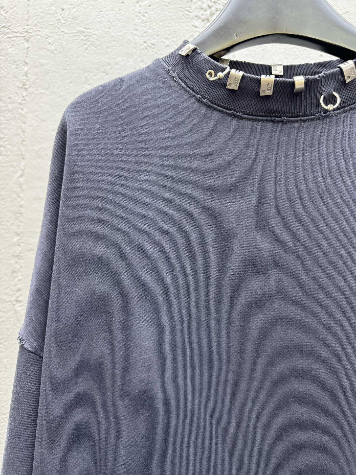 Balenciaga 穿刺环扣卫衣 4