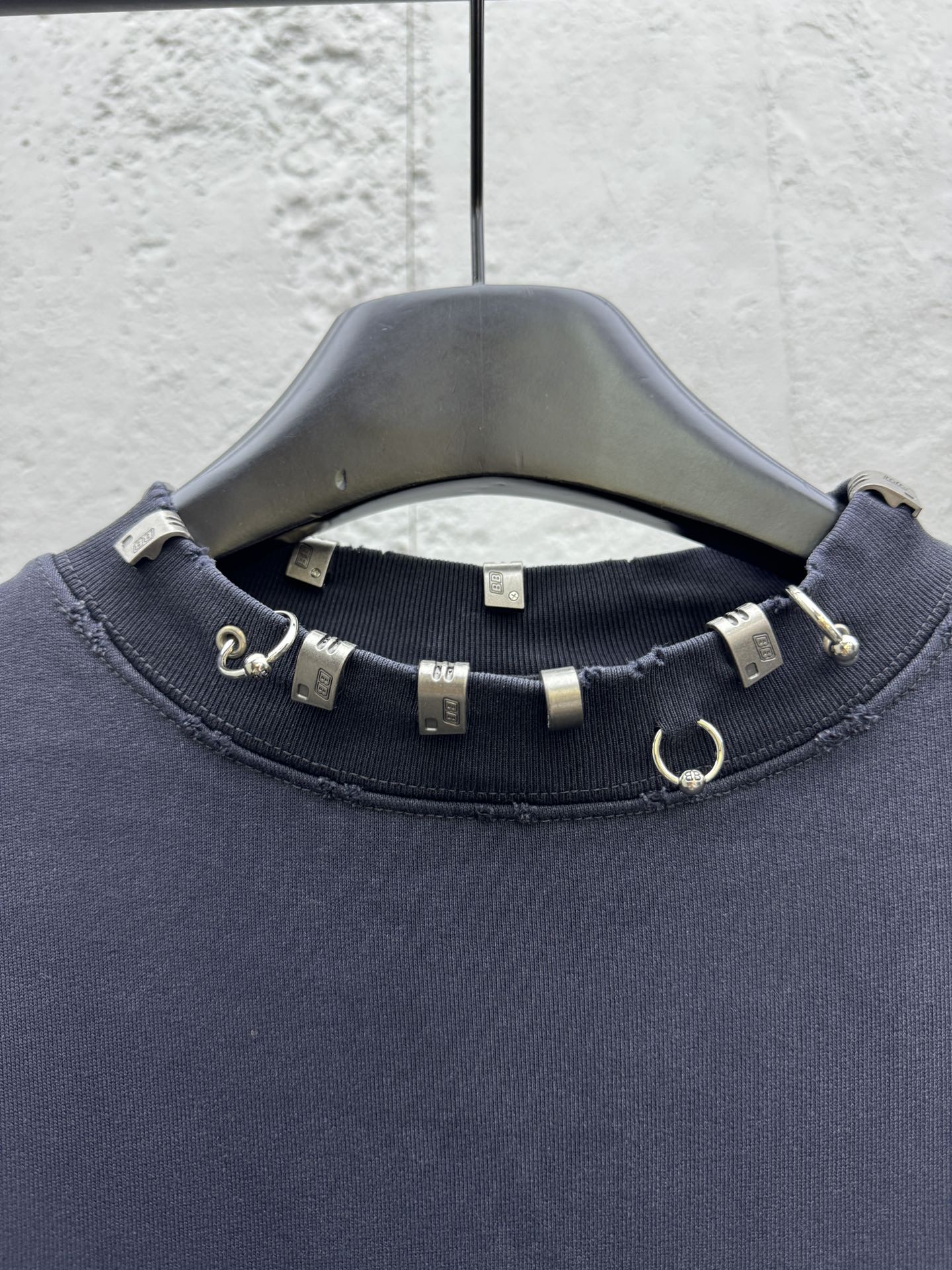 Balenciaga 穿刺环扣卫衣 3