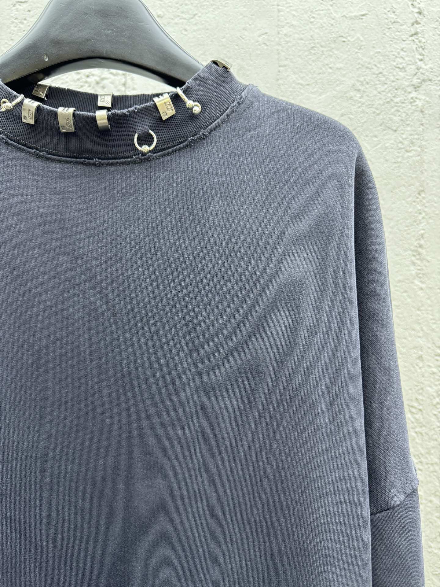 Balenciaga 穿刺环扣卫衣 5