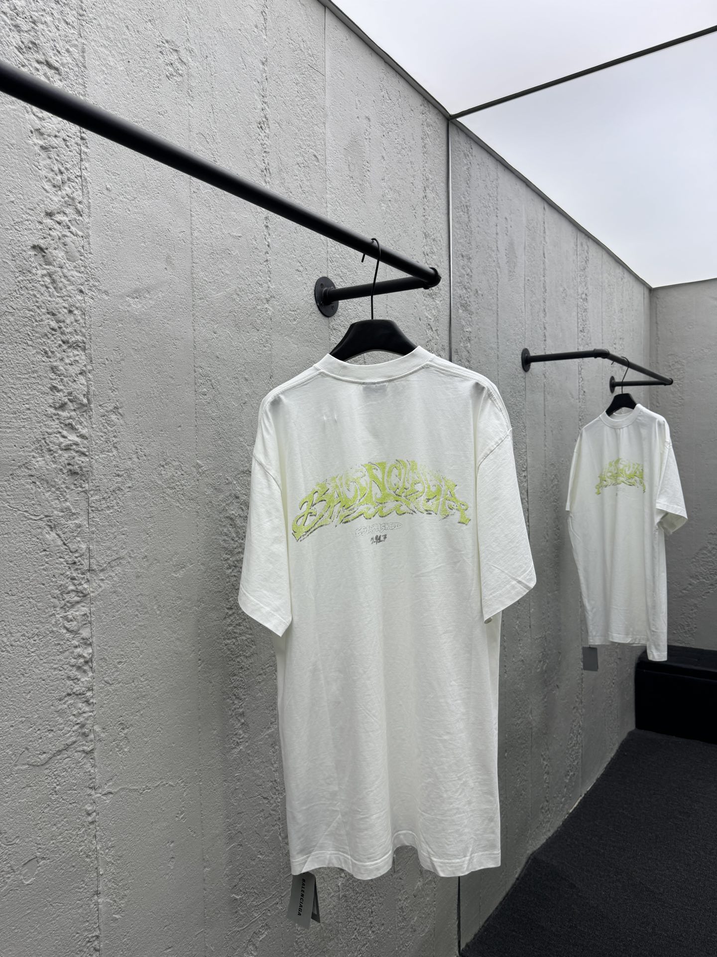 Balenciaga 24秀款 火焰涂鸦字母logoT恤 2