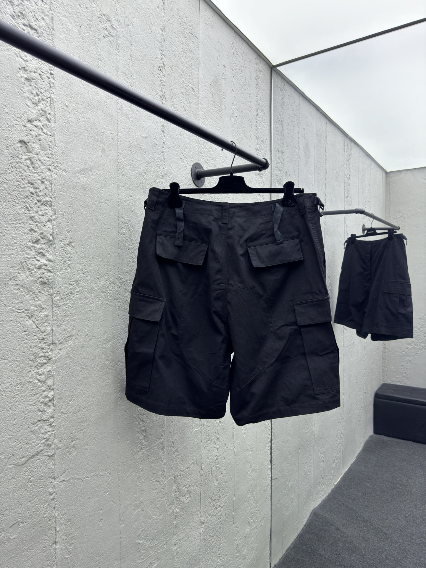 Balenciaga 工装短裤 2