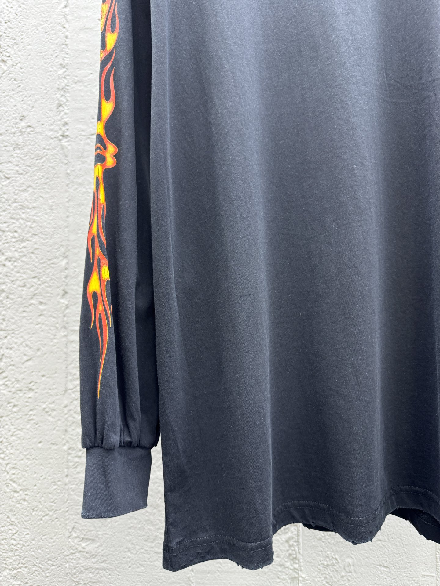 Balenciaga 双环火焰破洞涂鸦印花长袖 6