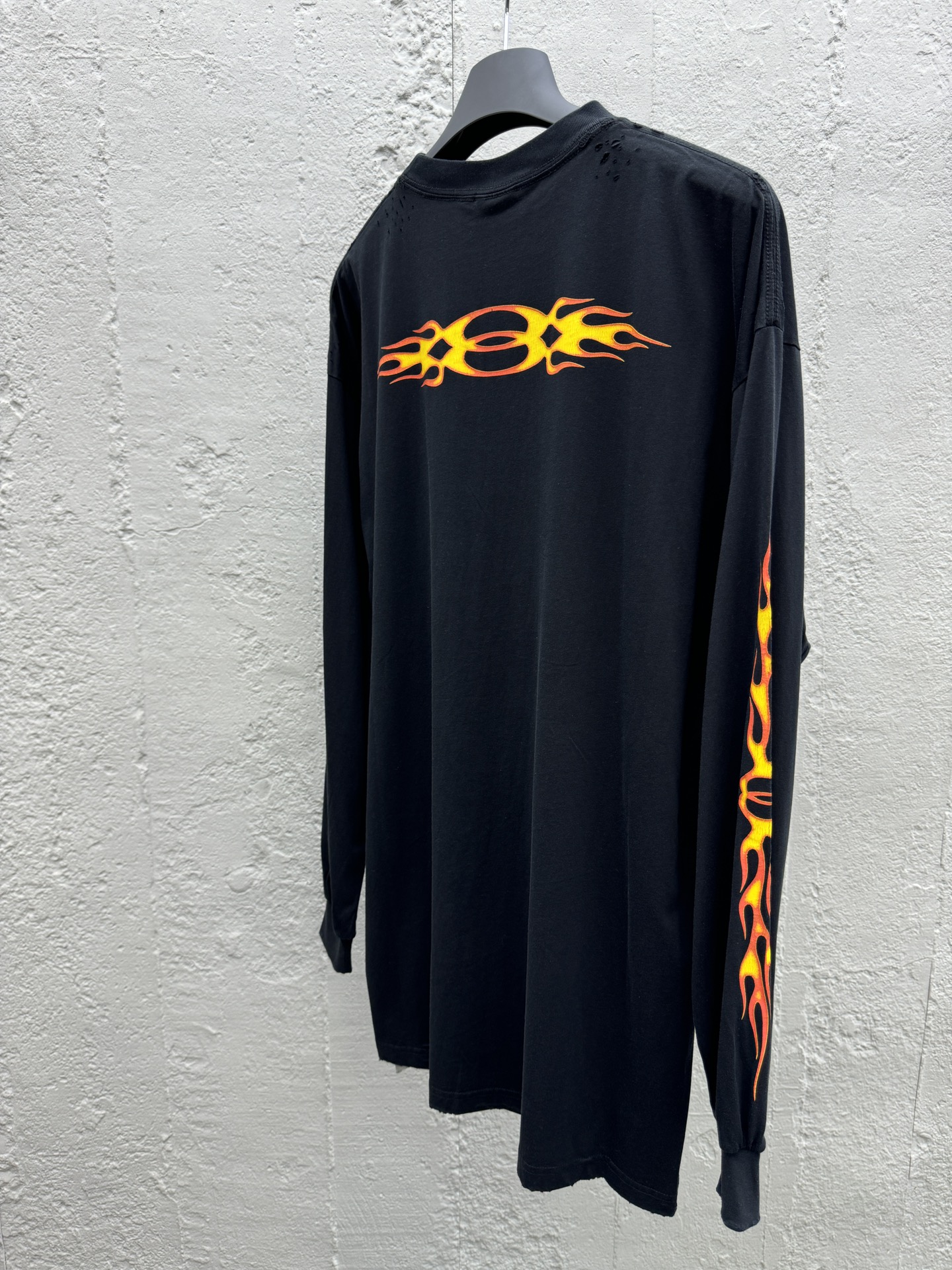 Balenciaga 双环火焰破洞涂鸦印花长袖 9