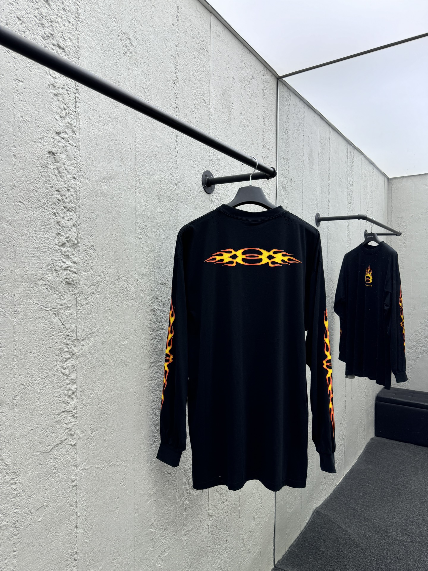 Balenciaga 双环火焰破洞涂鸦印花长袖 2