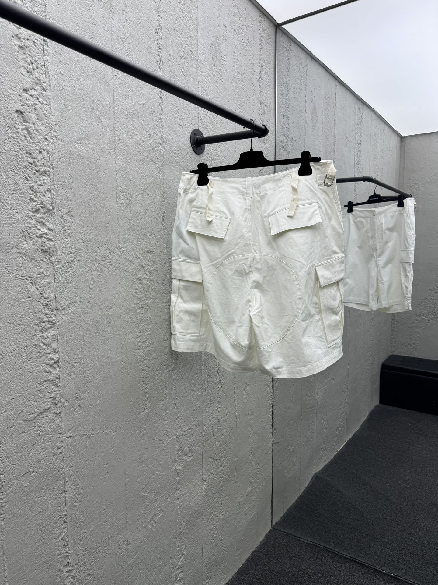 Balenciaga 工装短裤 2