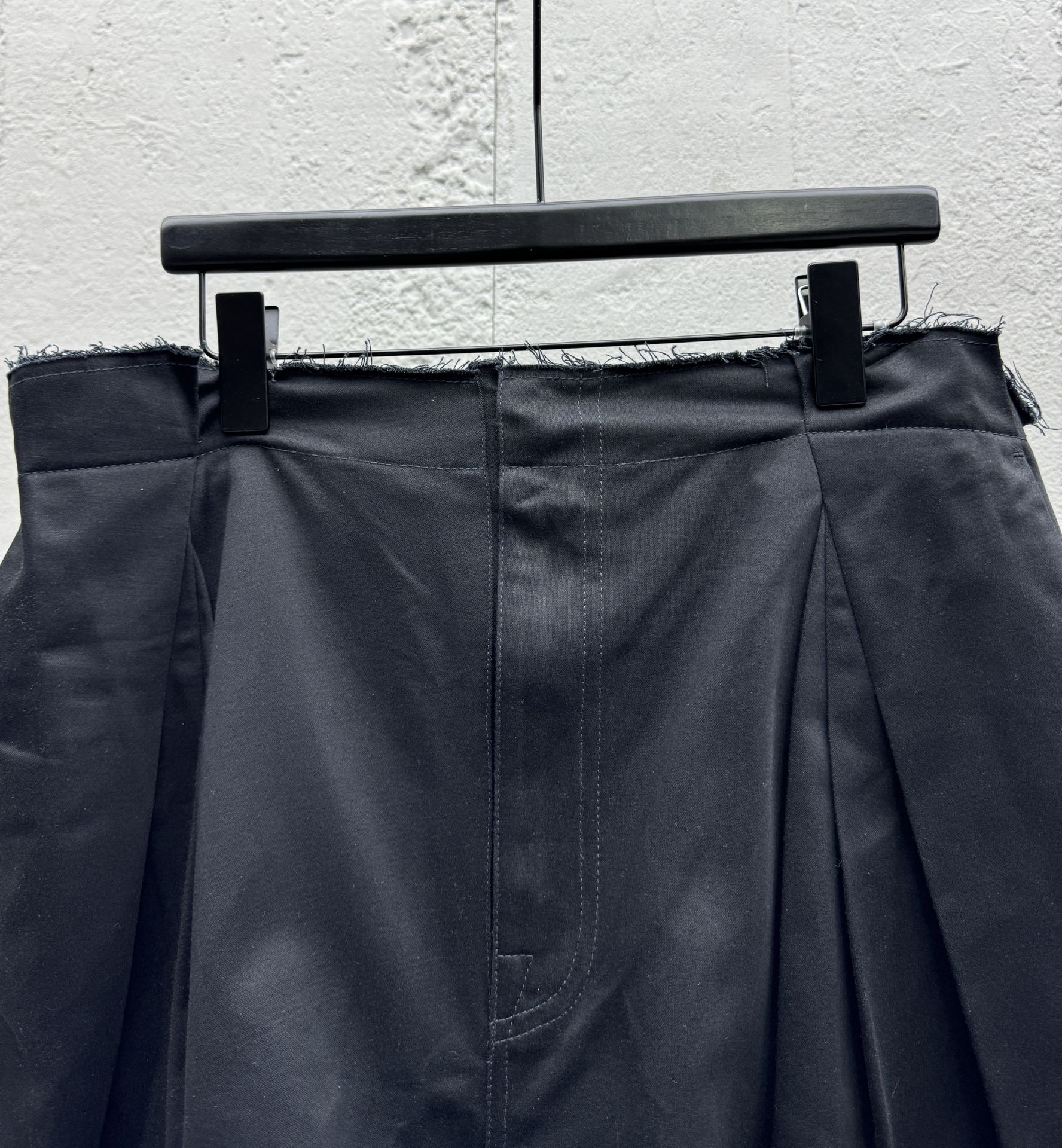 Madison Margiela 裁剪翻角短裤 3