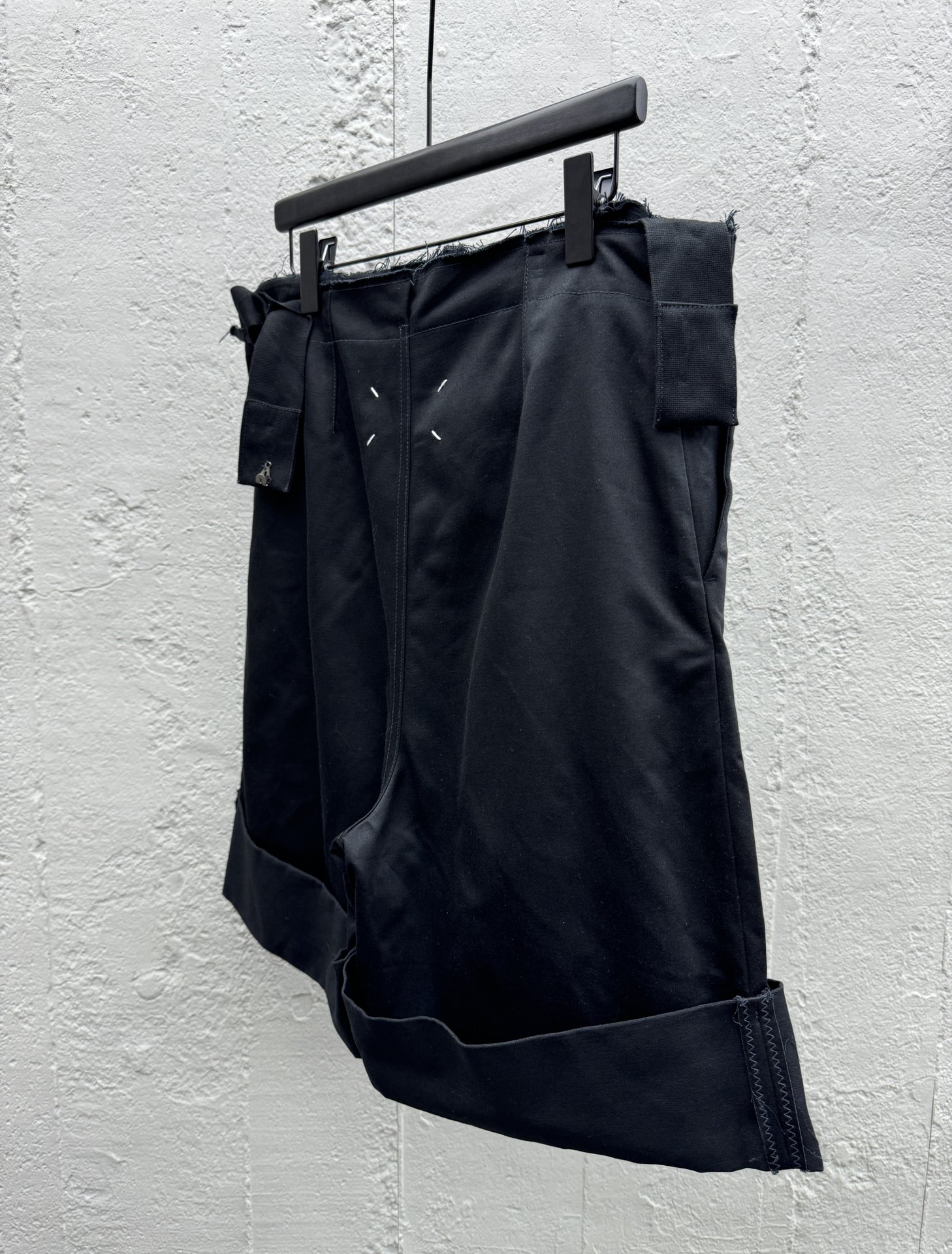 Madison Margiela 裁剪翻角短裤 9