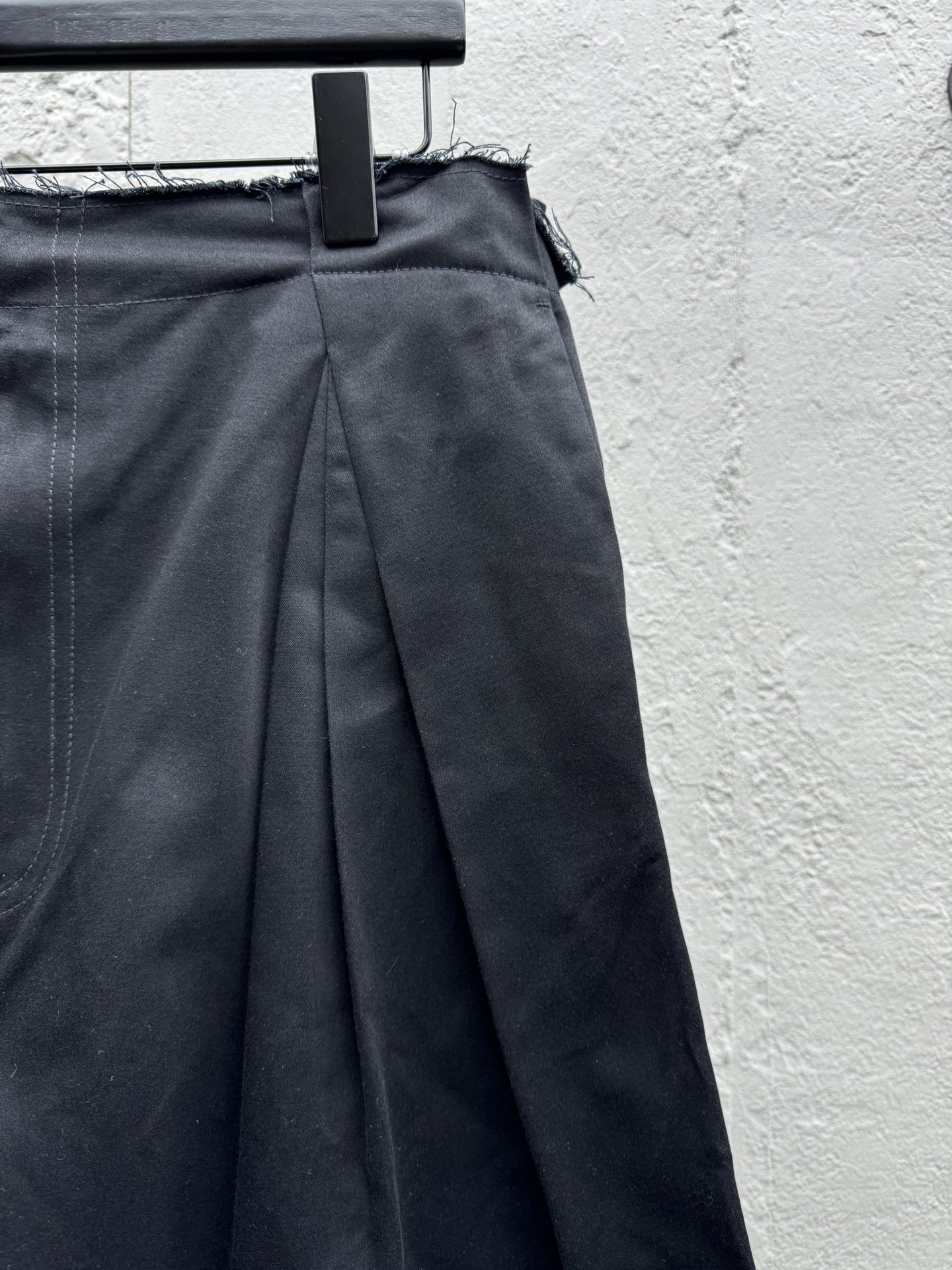 Madison Margiela 裁剪翻角短裤 5