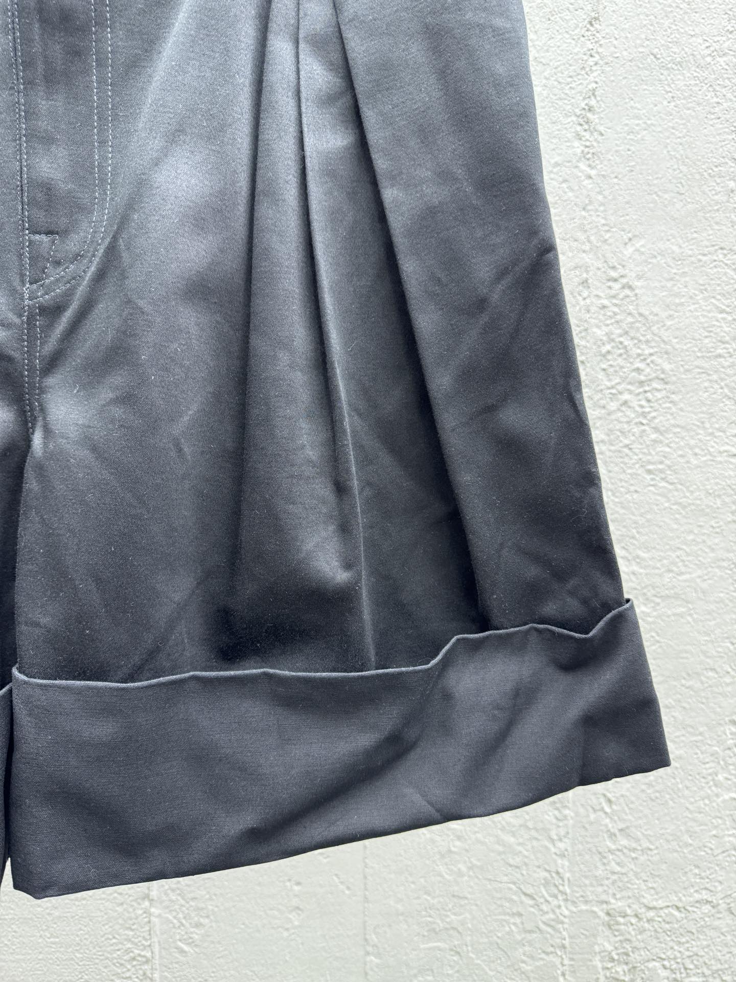Madison Margiela 裁剪翻角短裤 7