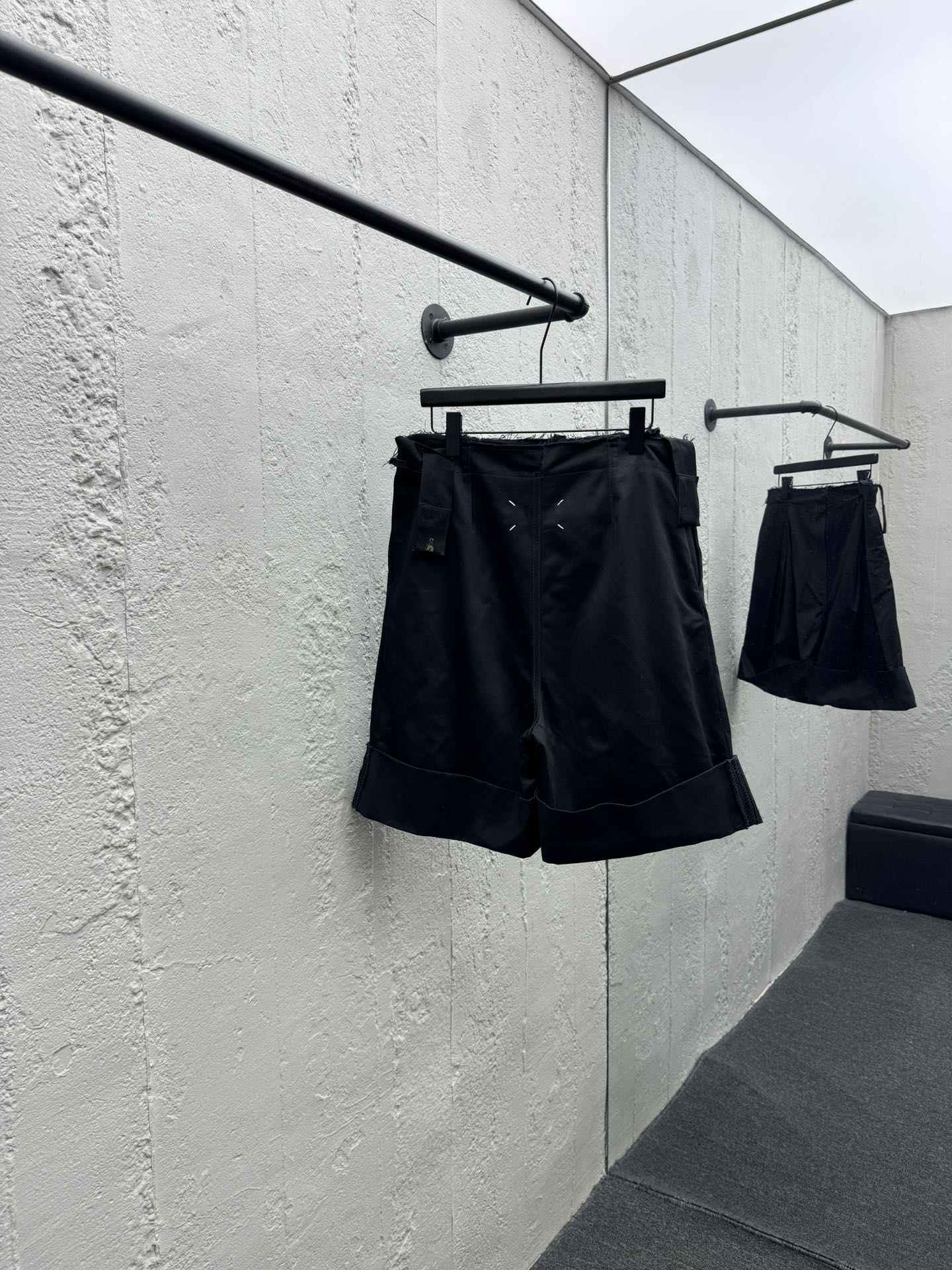 Madison Margiela 裁剪翻角短裤 2
