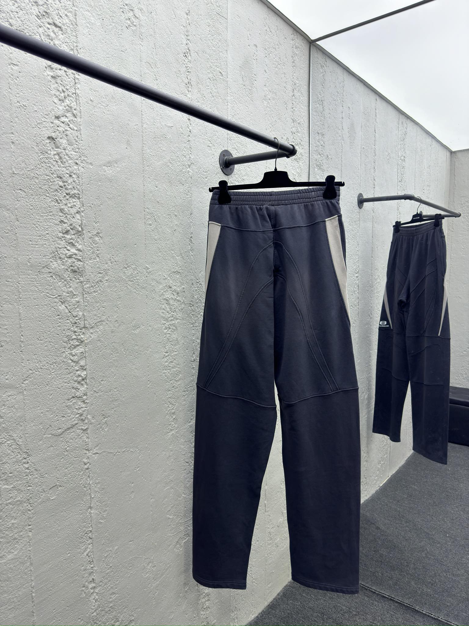 Balenciaga 废土拼接卫裤 2