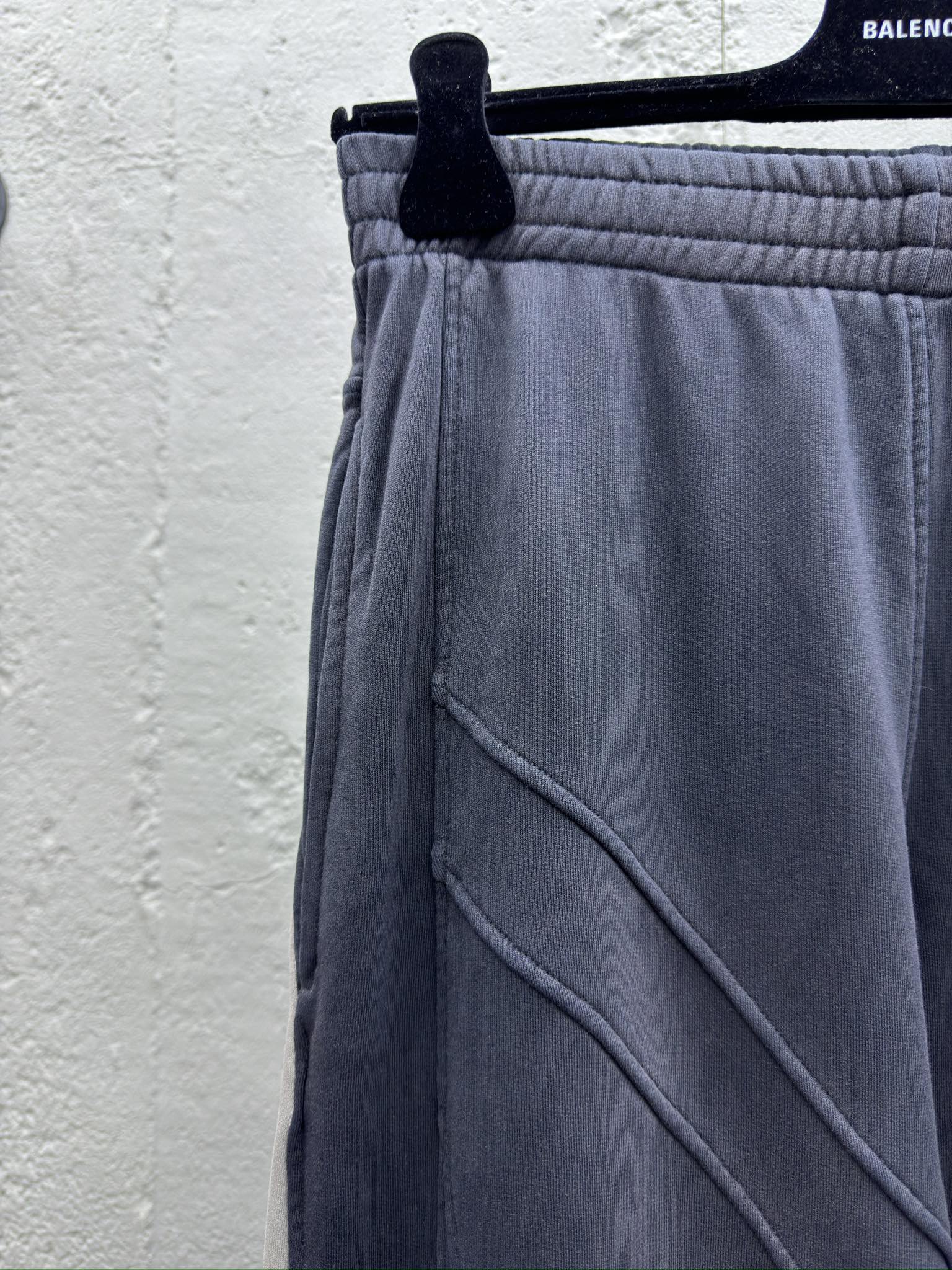 Balenciaga 废土拼接卫裤 4