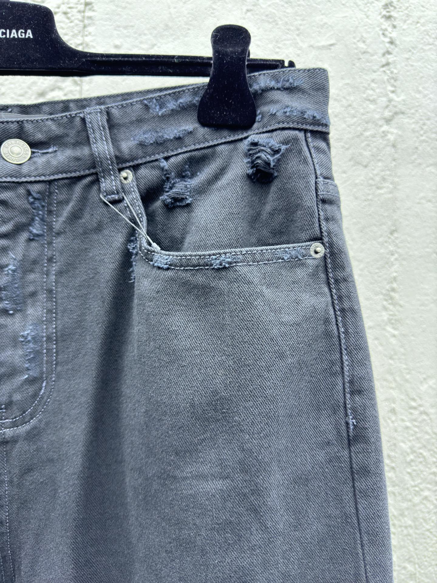 Balenciaga 24SS 破洞糜烂七分直筒牛仔裤 5