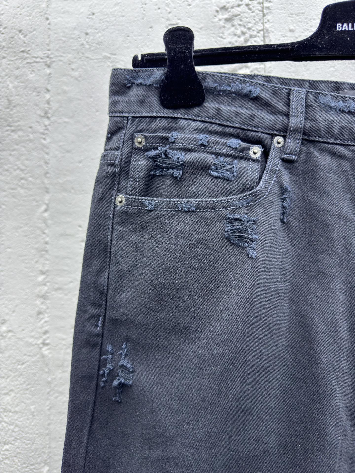 Balenciaga 24SS 破洞糜烂七分直筒牛仔裤 4