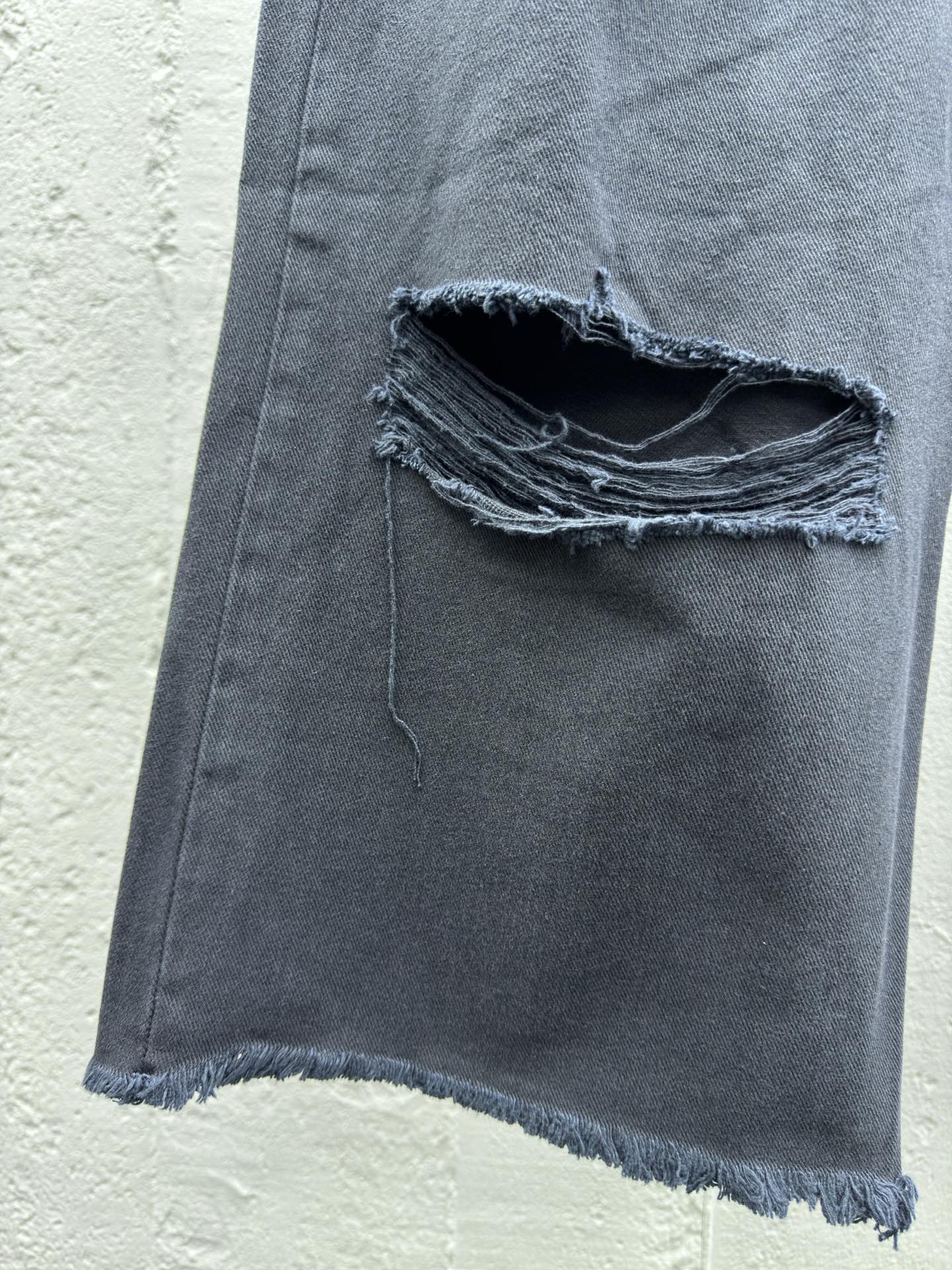 Balenciaga 24SS 破洞糜烂七分直筒牛仔裤 6