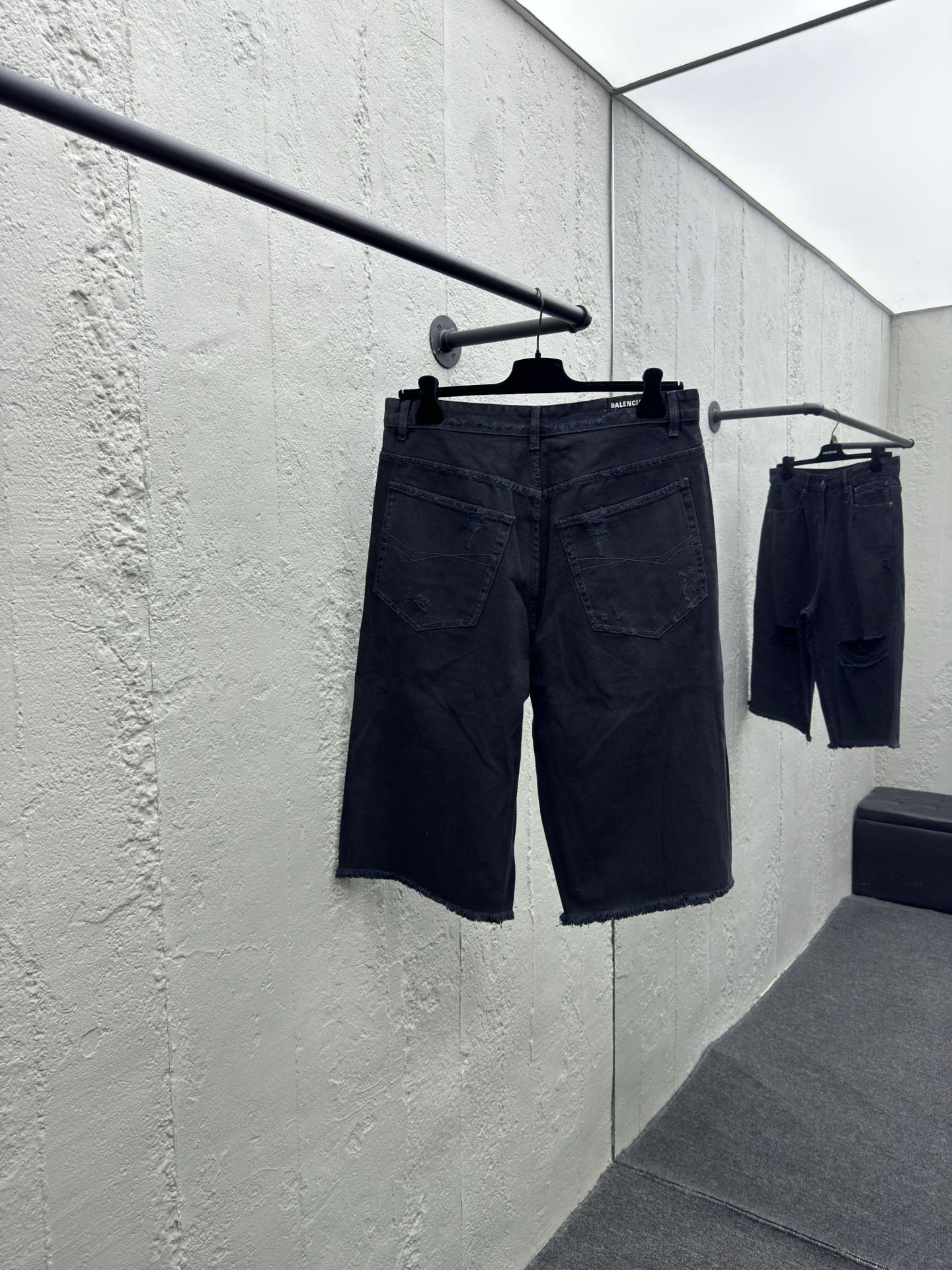 Balenciaga 24SS 破洞糜烂七分直筒牛仔裤 2